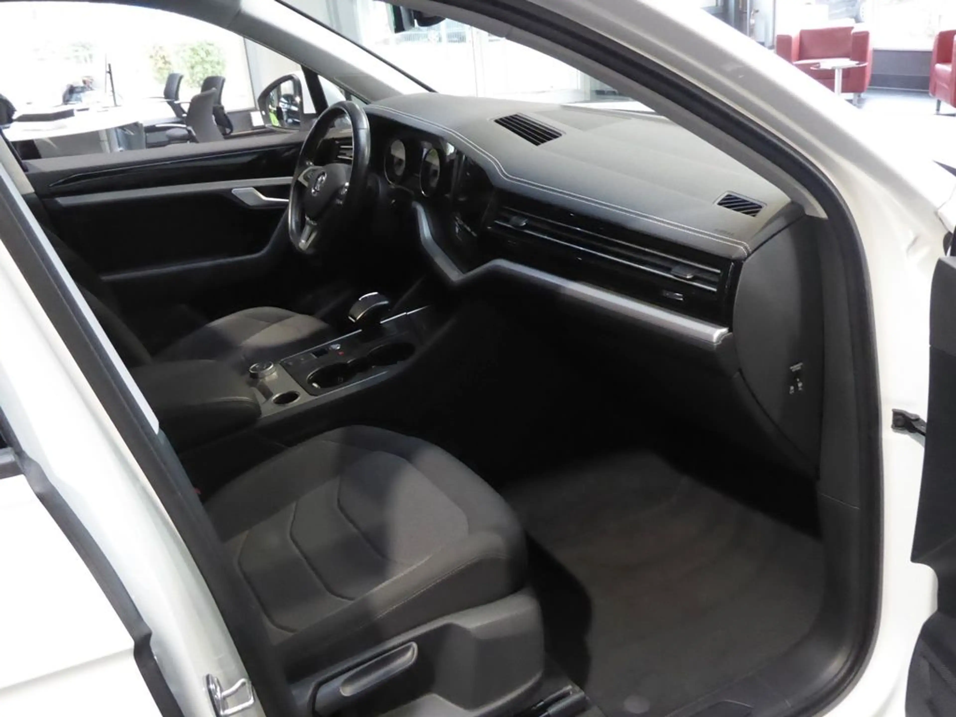 Volkswagen Touareg Basis 4Motion — photo 15