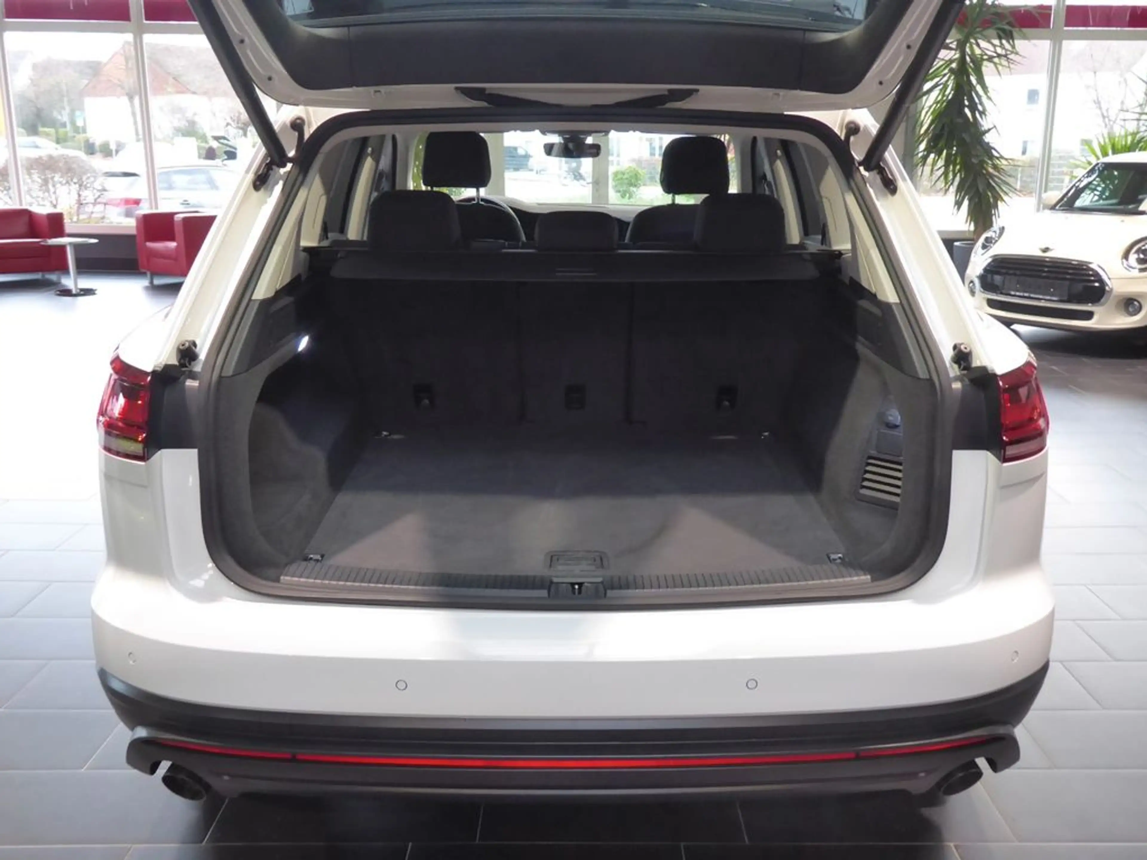 Volkswagen Touareg Basis 4Motion — photo 12