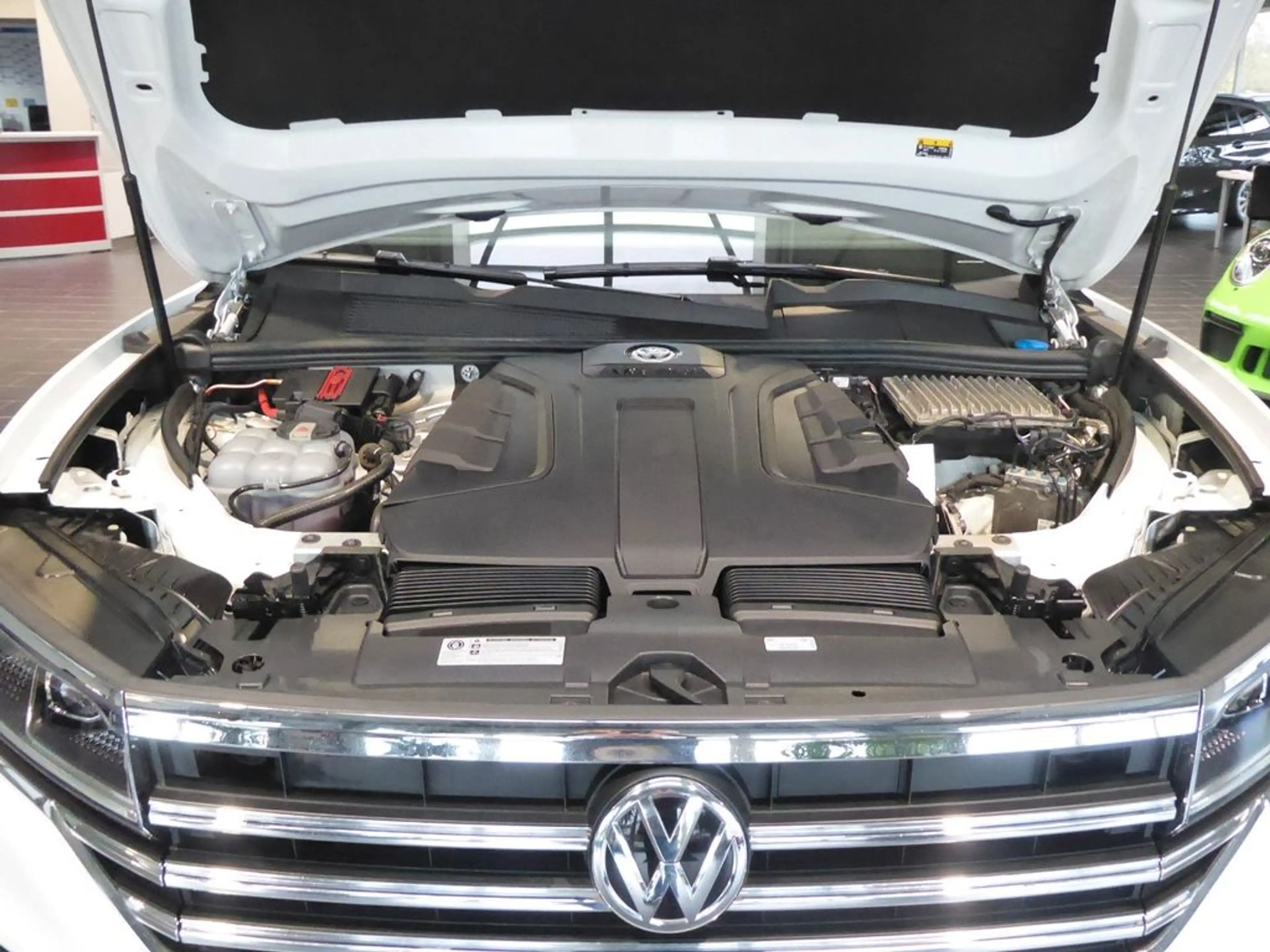 Volkswagen Touareg Basis 4Motion — photo 2