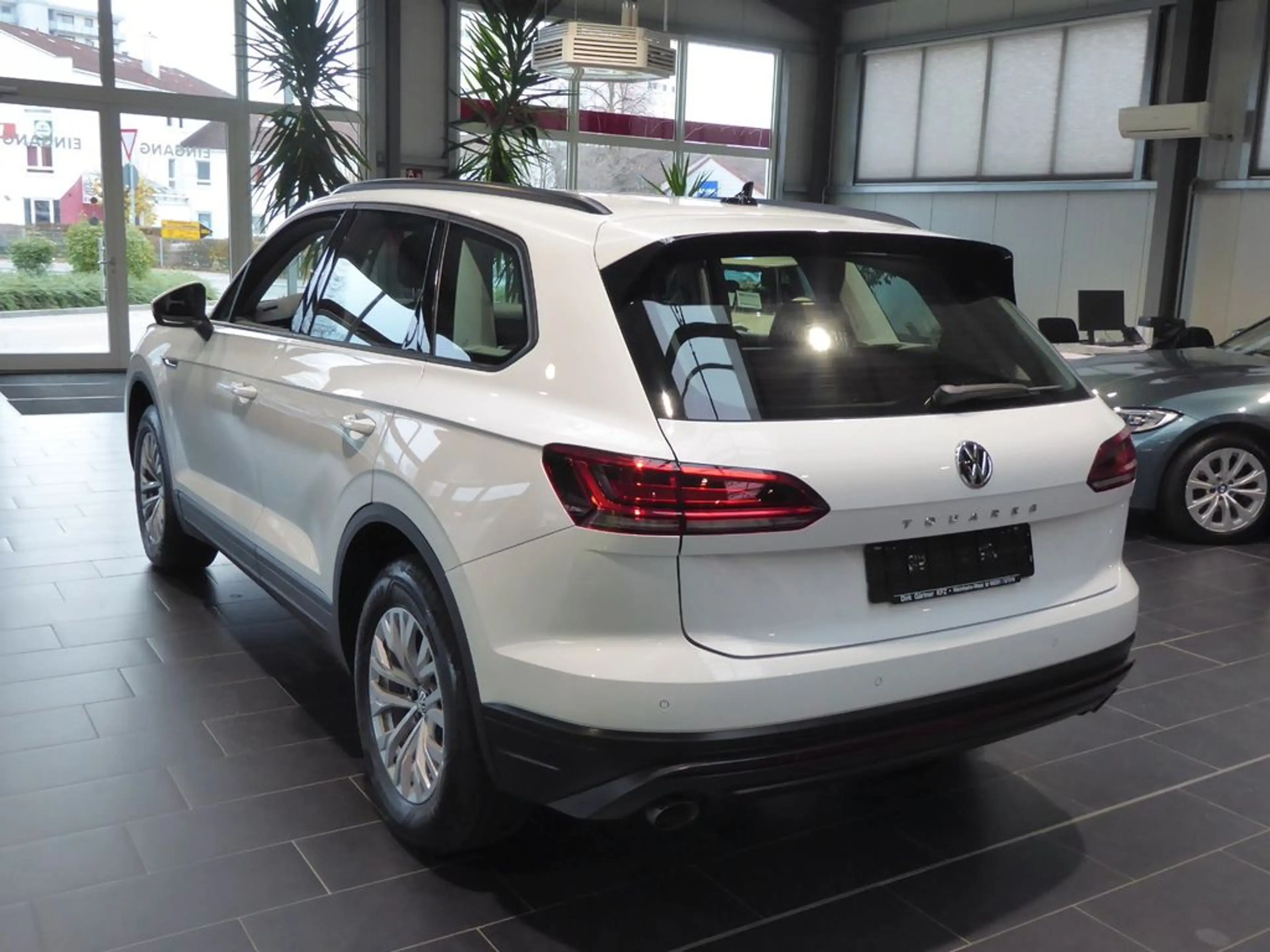 Volkswagen Touareg Basis 4Motion — photo 6