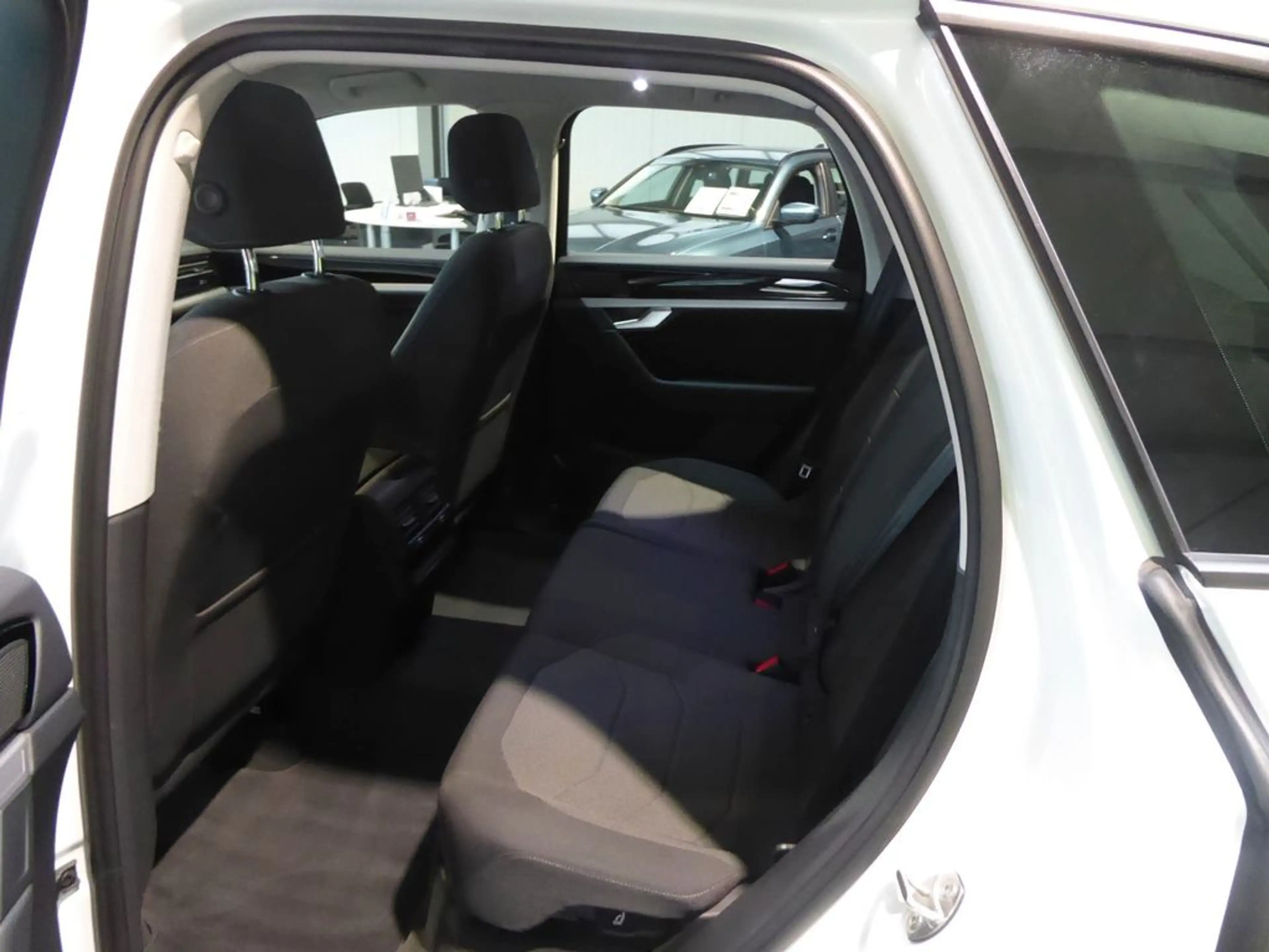 Volkswagen Touareg Basis 4Motion — photo 9