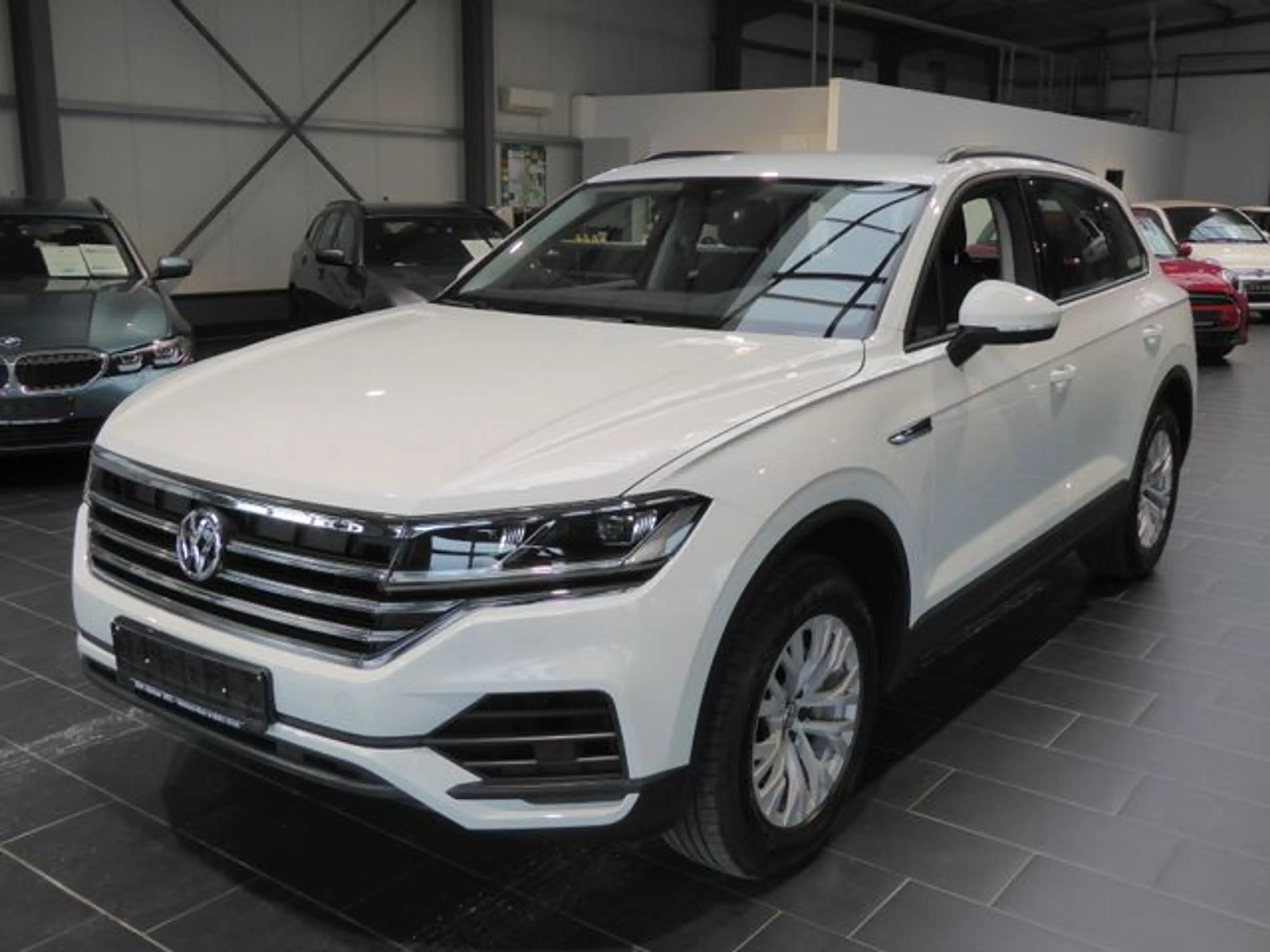 Volkswagen Touareg Basis 4Motion — photo 3