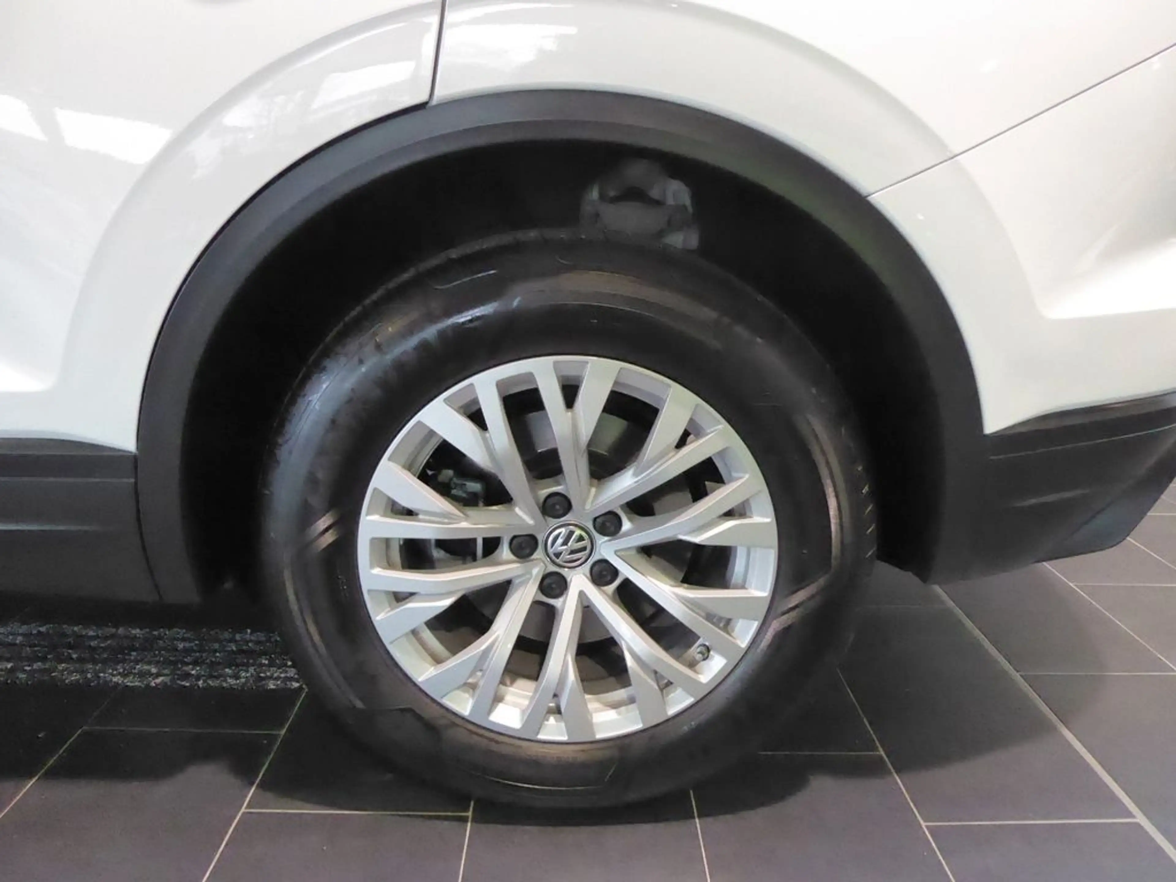 Volkswagen Touareg Basis 4Motion — photo 10