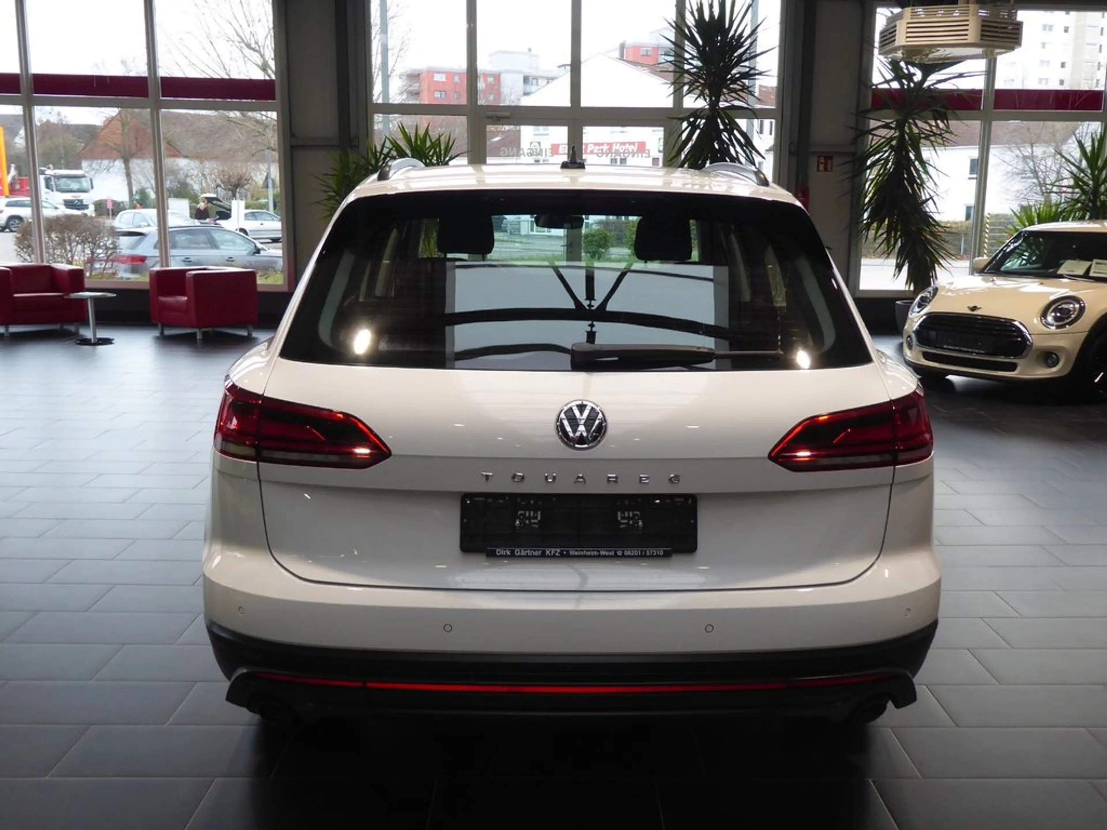 Volkswagen Touareg Basis 4Motion — photo 11