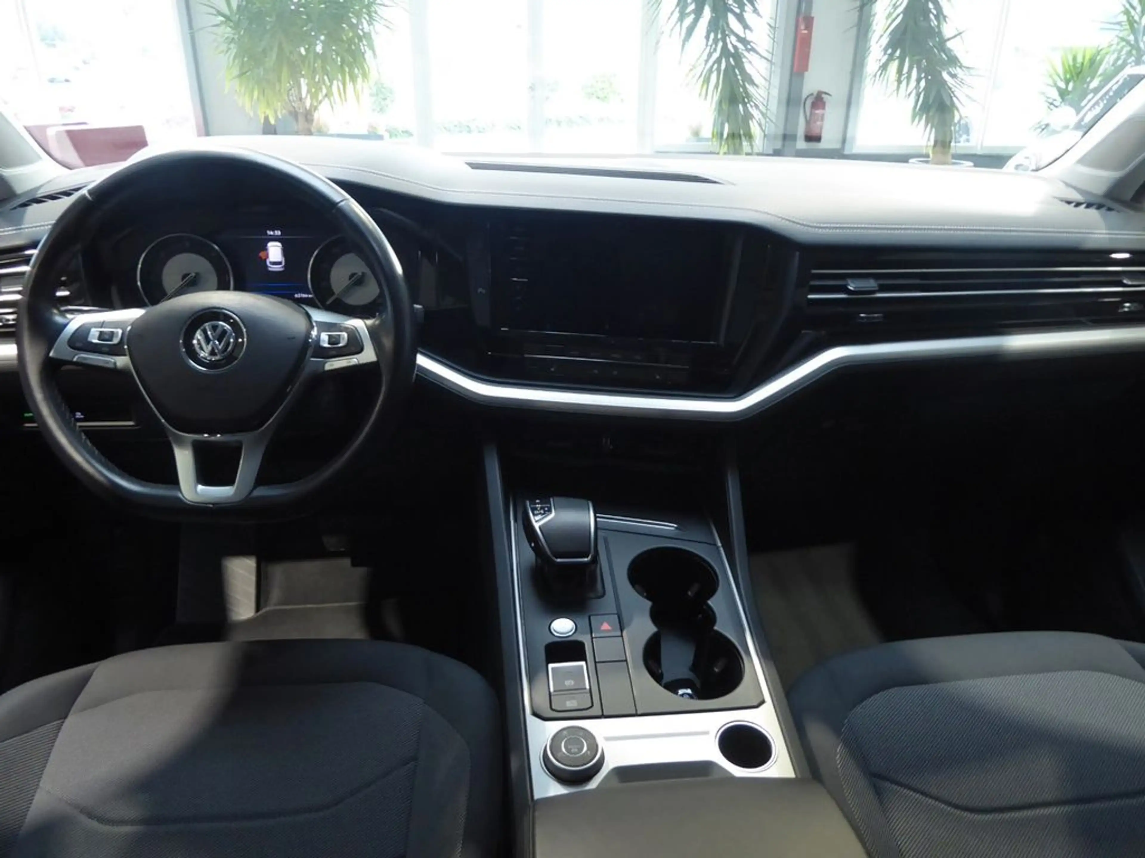 Volkswagen Touareg Basis 4Motion — photo 8