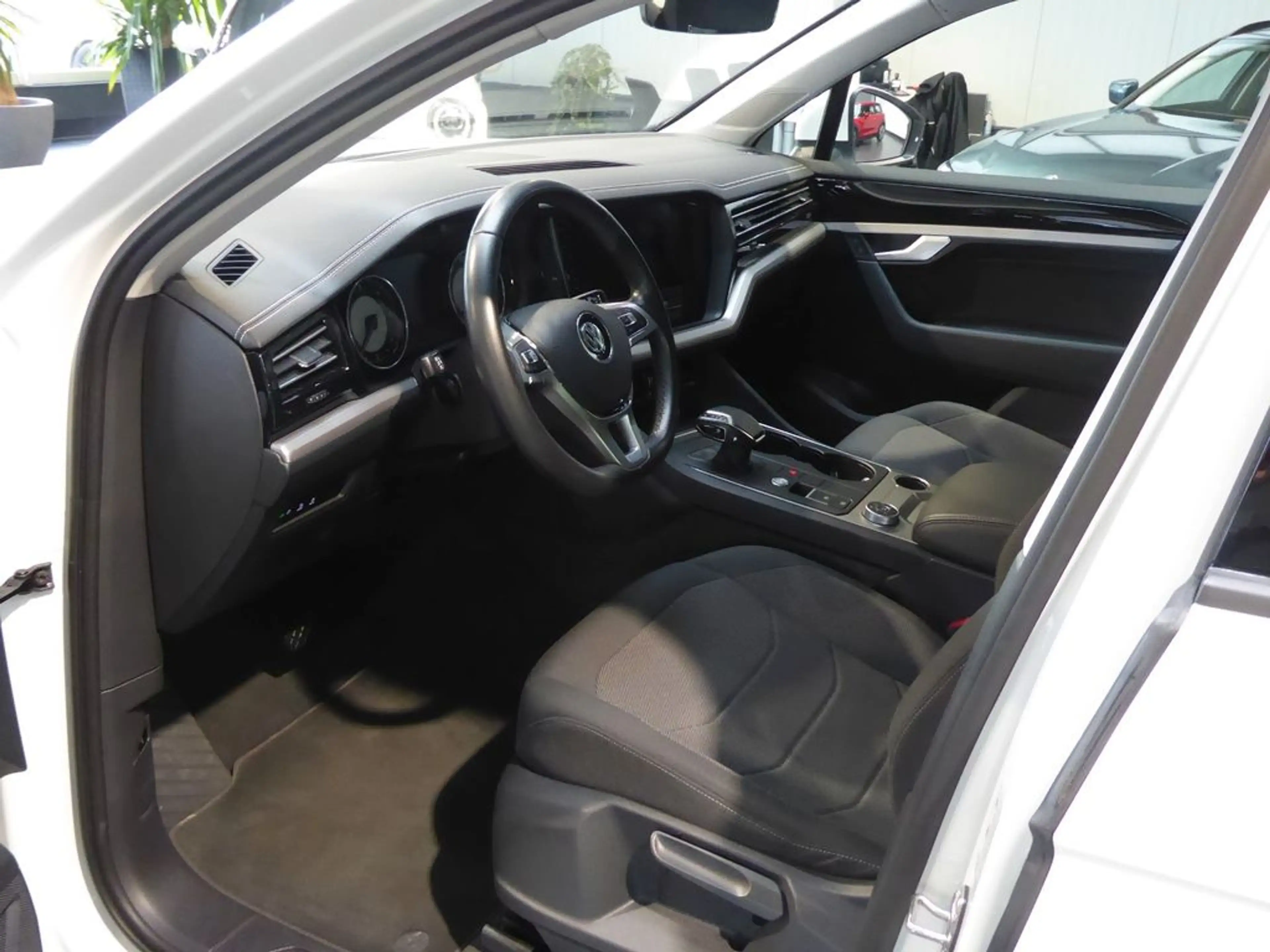 Volkswagen Touareg Basis 4Motion — photo 7