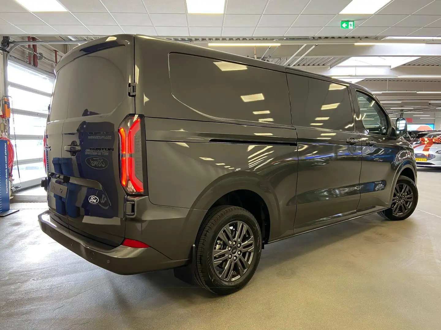 Ford Transit Custom E-Transit 340 L2H1 Limited 65 kWh 218PK | Uit voor Grijs - 2