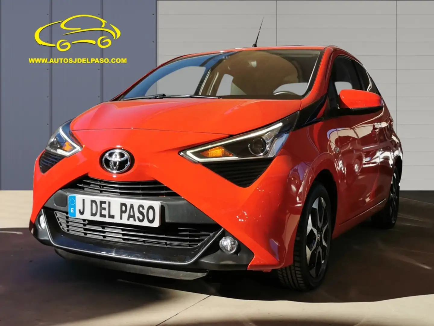 Toyota Aygo 70 x-play Rojo - 1