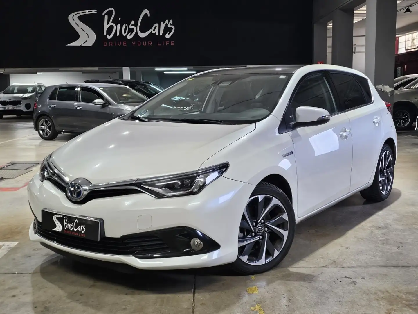 Toyota Auris hybrid 140H Advance Blanc - 1