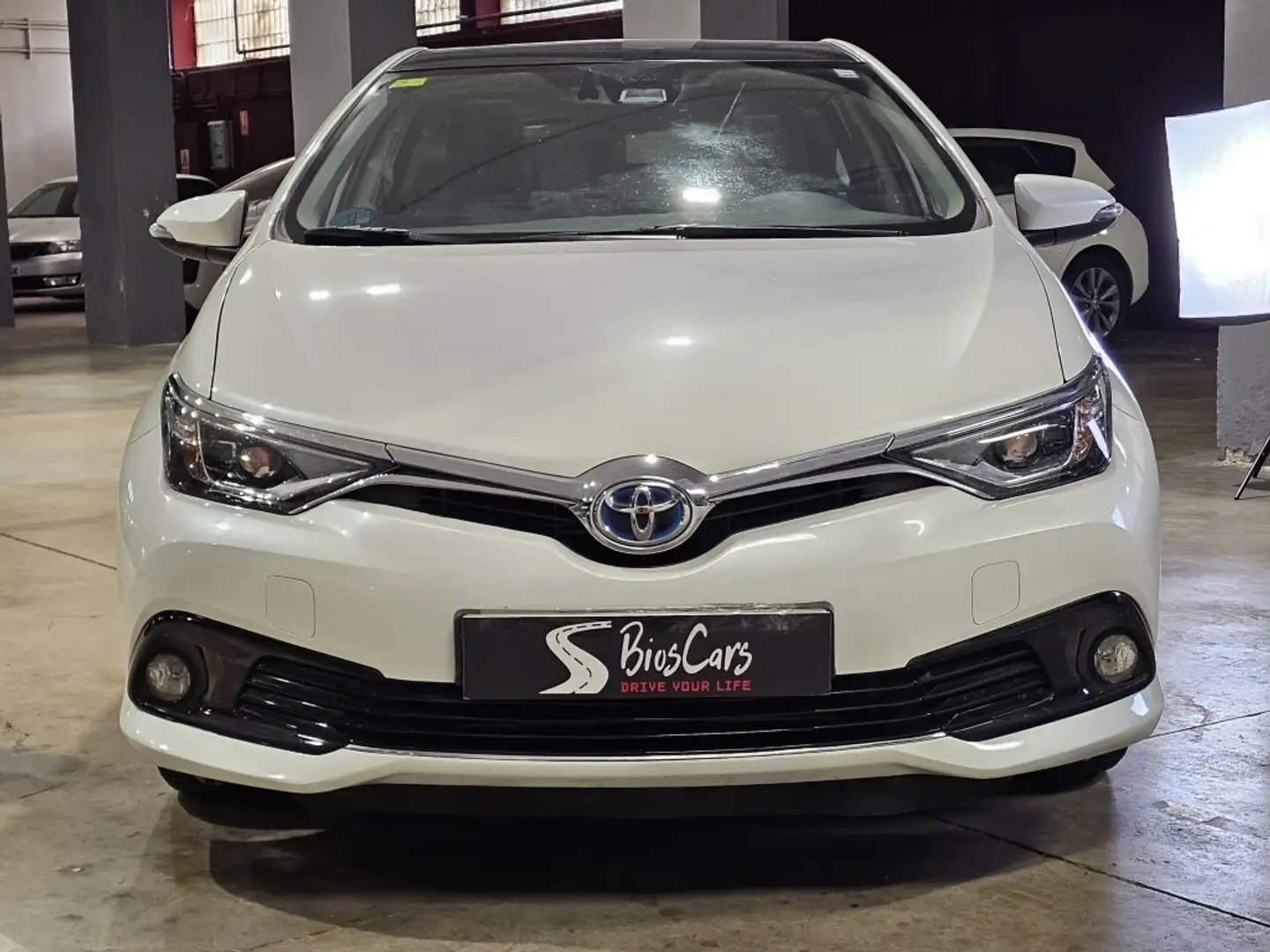 Toyota Auris hybrid 140H Advance Blanc - 2