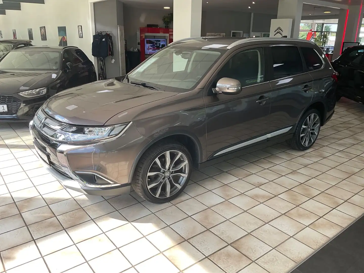 Mitsubishi Outlander Edition 100 2WD Brun - 1