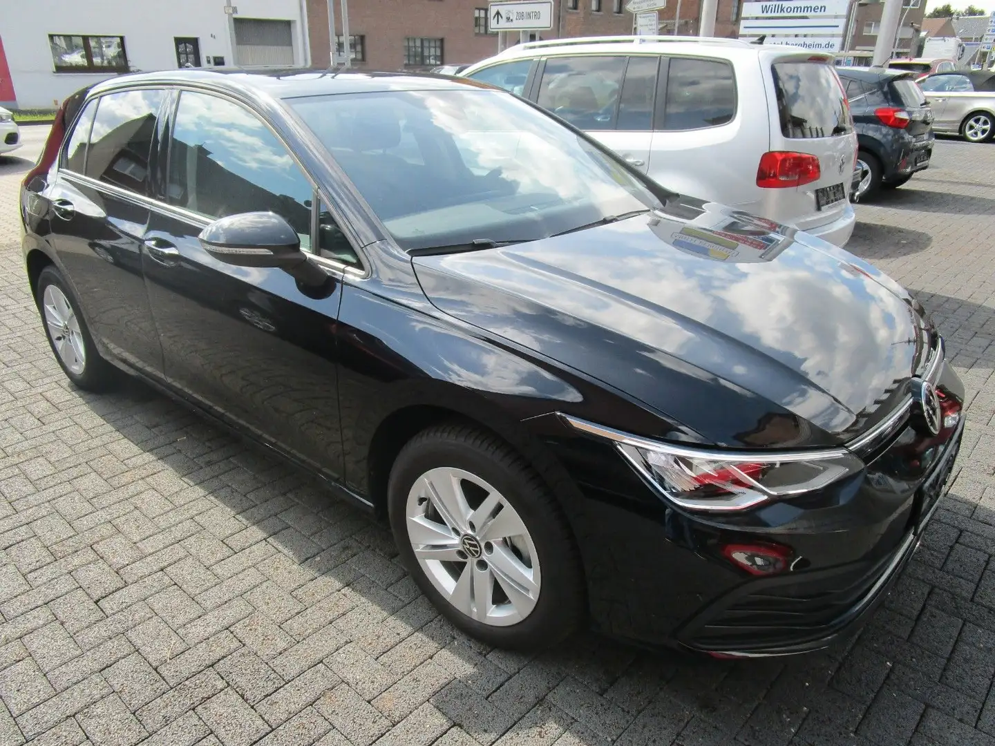 Volkswagen Golf VIII Lim. Life eTSI 1.Hand erst 1800 KM Schwarz - 2