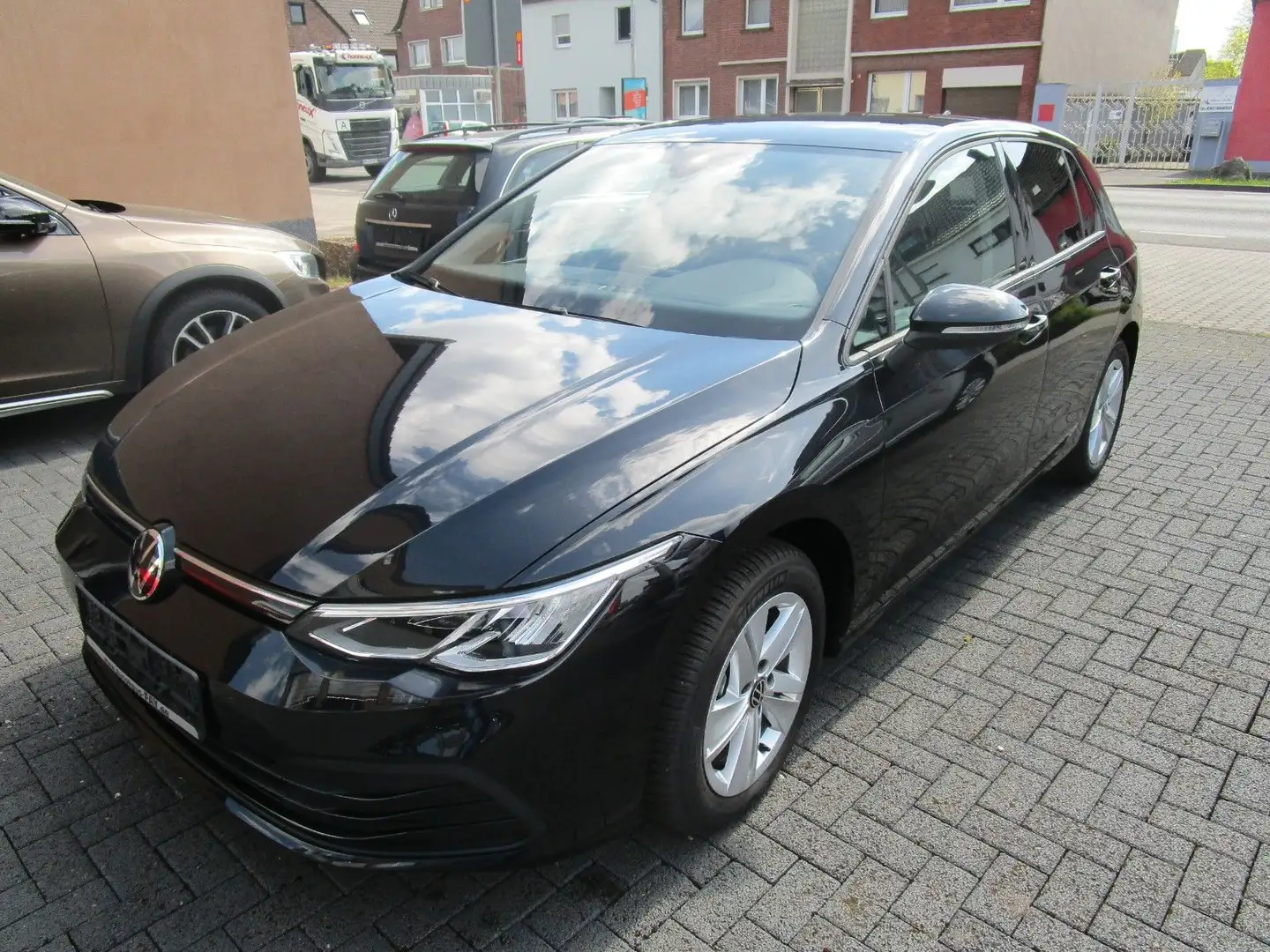 Volkswagen Golf VIII Lim. Life eTSI 1.Hand erst 1800 KM Schwarz - 1
