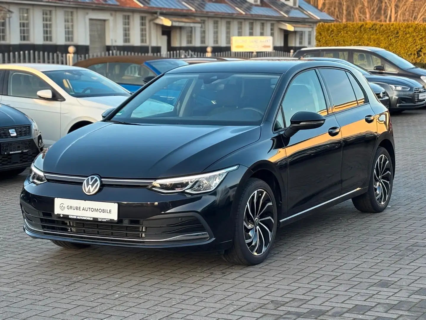 Volkswagen Golf VIII Lim.Life eTSI DSG*NAVI*SHZ*ACC*CAM*AHK Zwart - 1