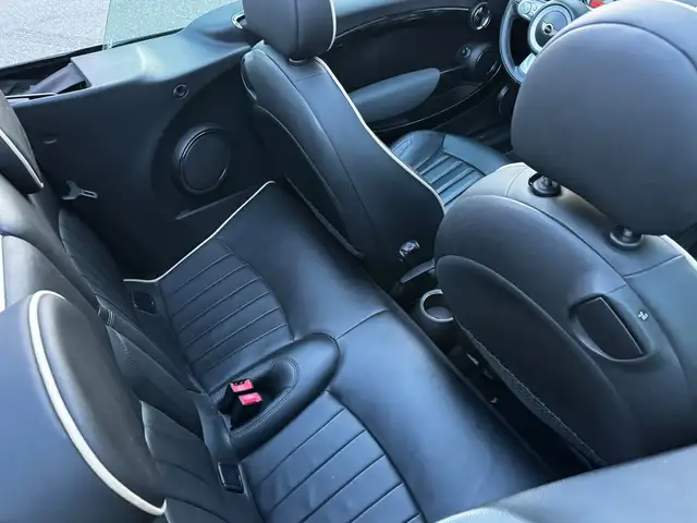 Mini Convertible view 18