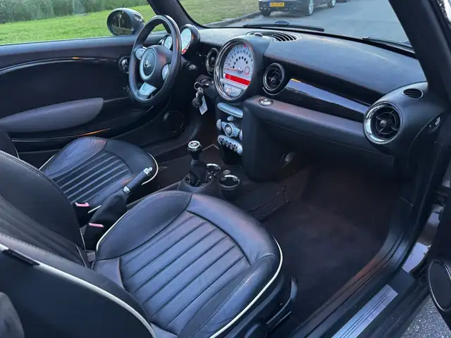 Mini Convertible view 15
