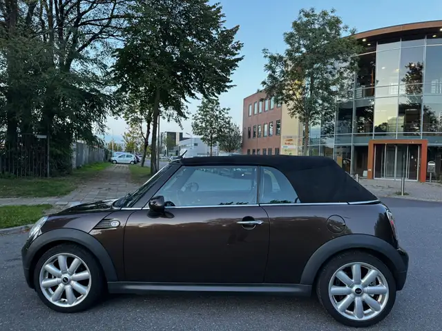 Mini Convertible view 25