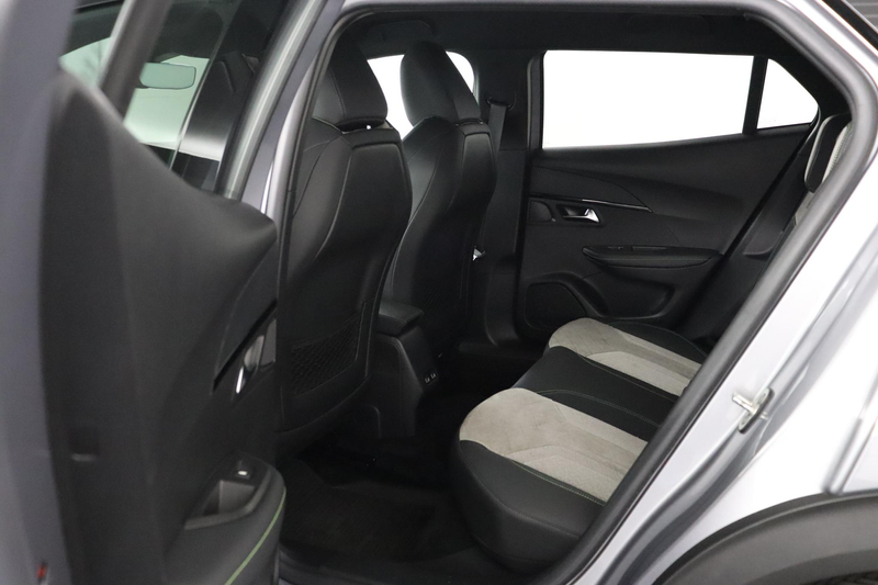 Peugeot e-2008 EV GT Pack 50 kWh | Navigatie | Alcantara + Stoelv — photo 6
