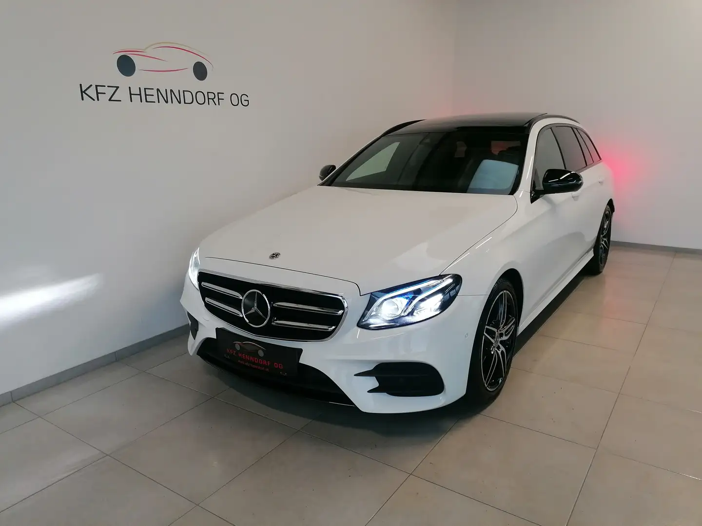 Mercedes-Benz E 220 d T AMG-Line 4MATIC Aut. Blanc - 1