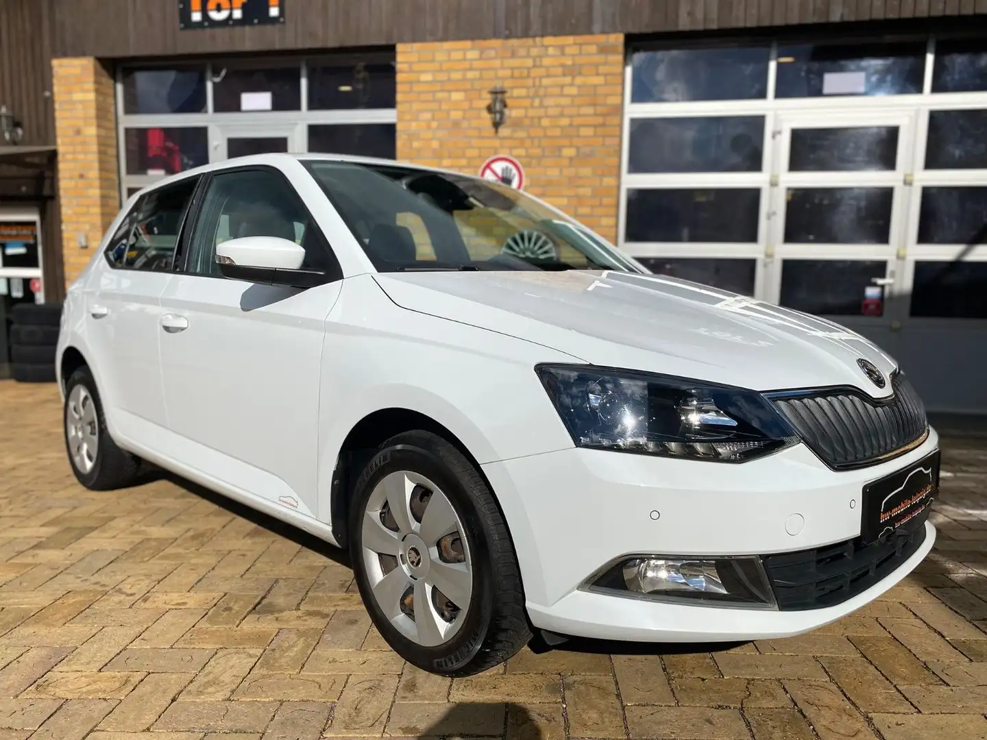 Skoda Fabia Ambition Klima SHZ Tempomat PDC v/h DAB Weiß - 1