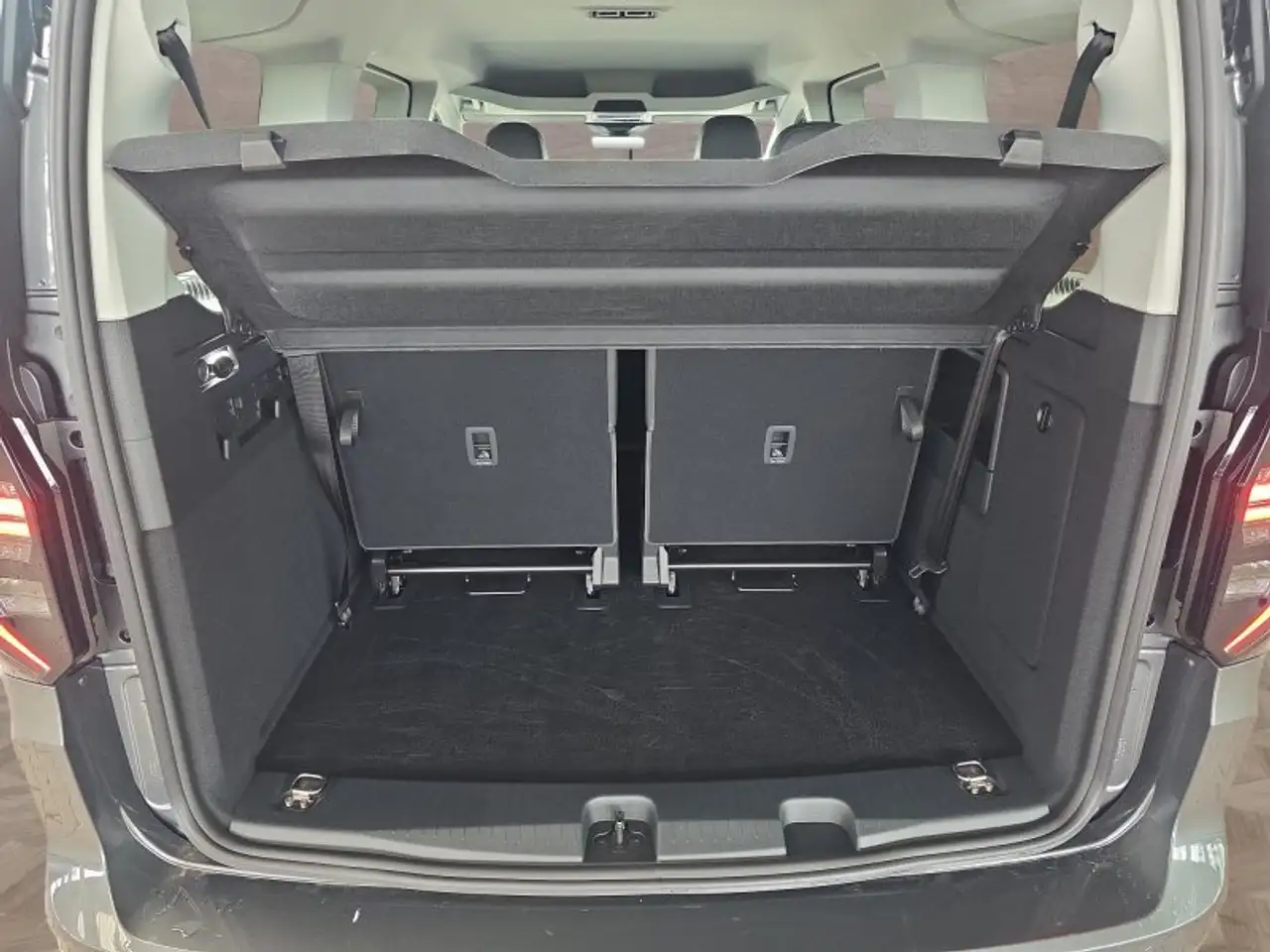 Volkswagen Caddy Maxi Style 1,5TSI DSG aAHK/LED/Navi/Kamera/Winterp 16
