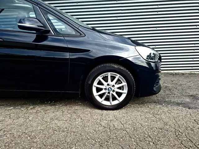 BMW 2 Series view 3