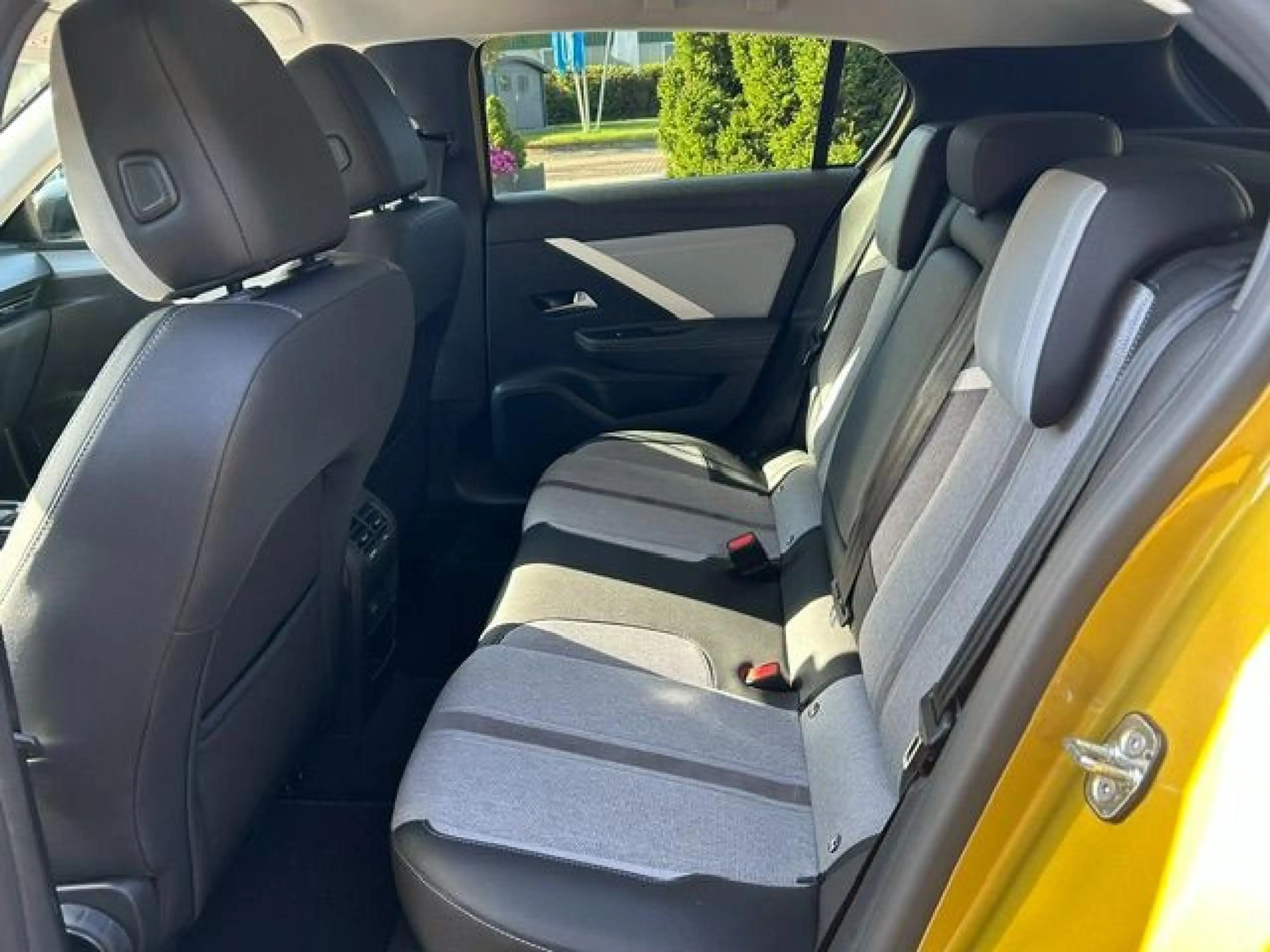 Opel Astra Elegance — photo 11