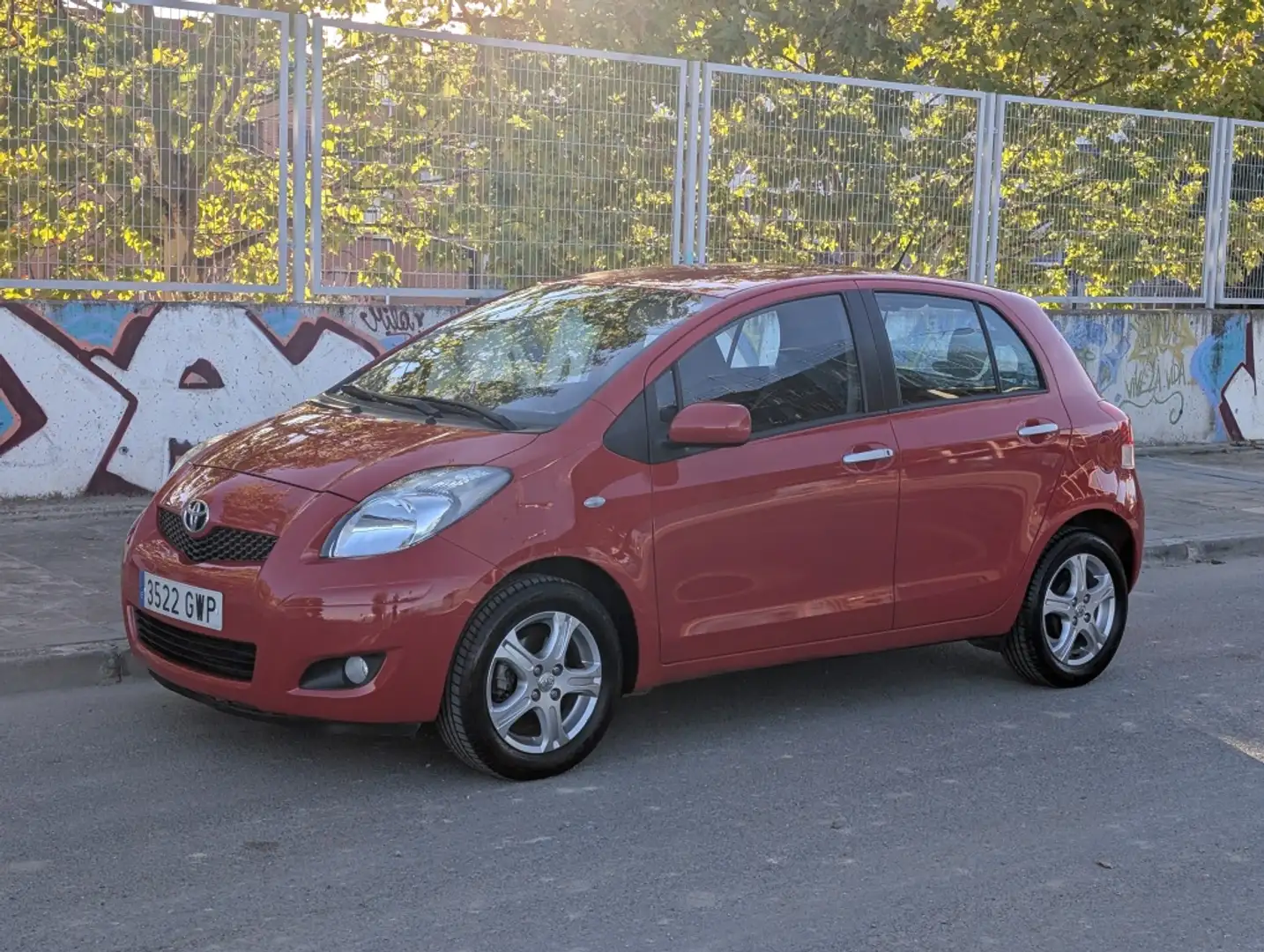 Toyota Yaris 1.0 VVT-i TS Rojo - 1