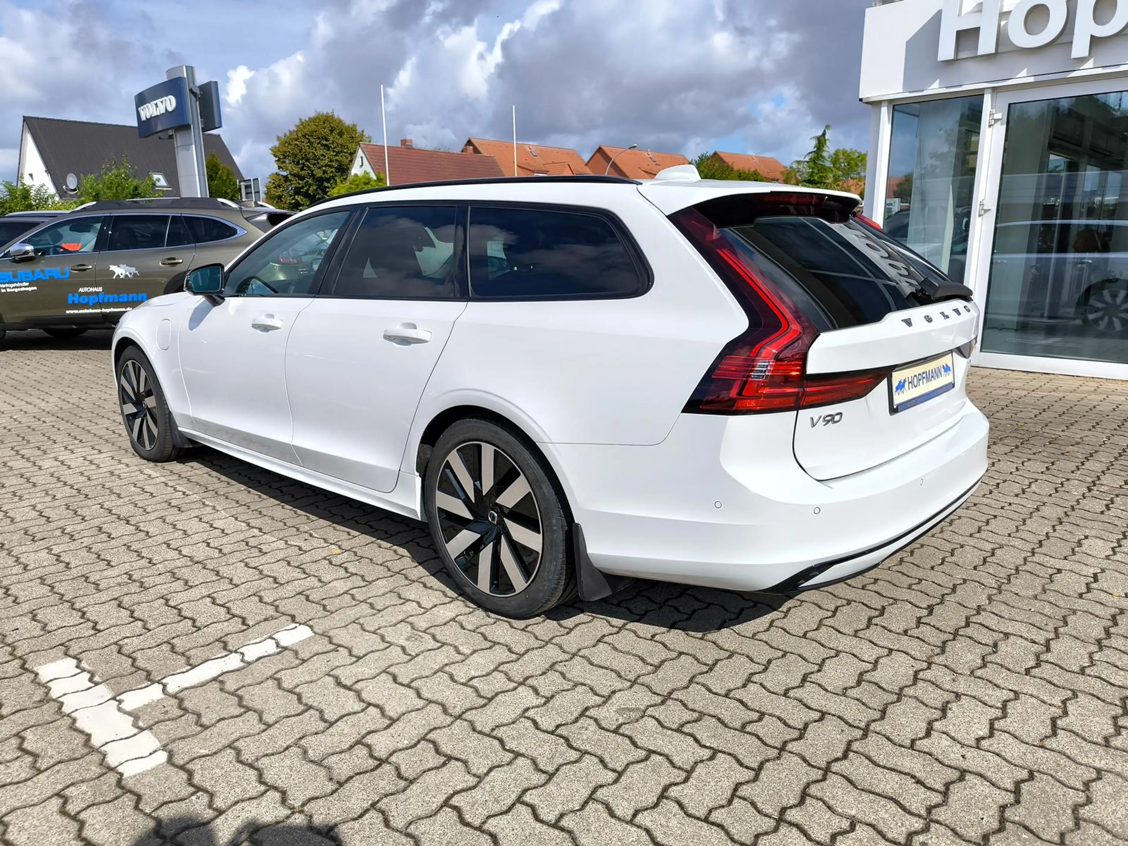 Volvo V90 T6 Plus Dark Recharge Plug-In Hybrid AWD — photo 3