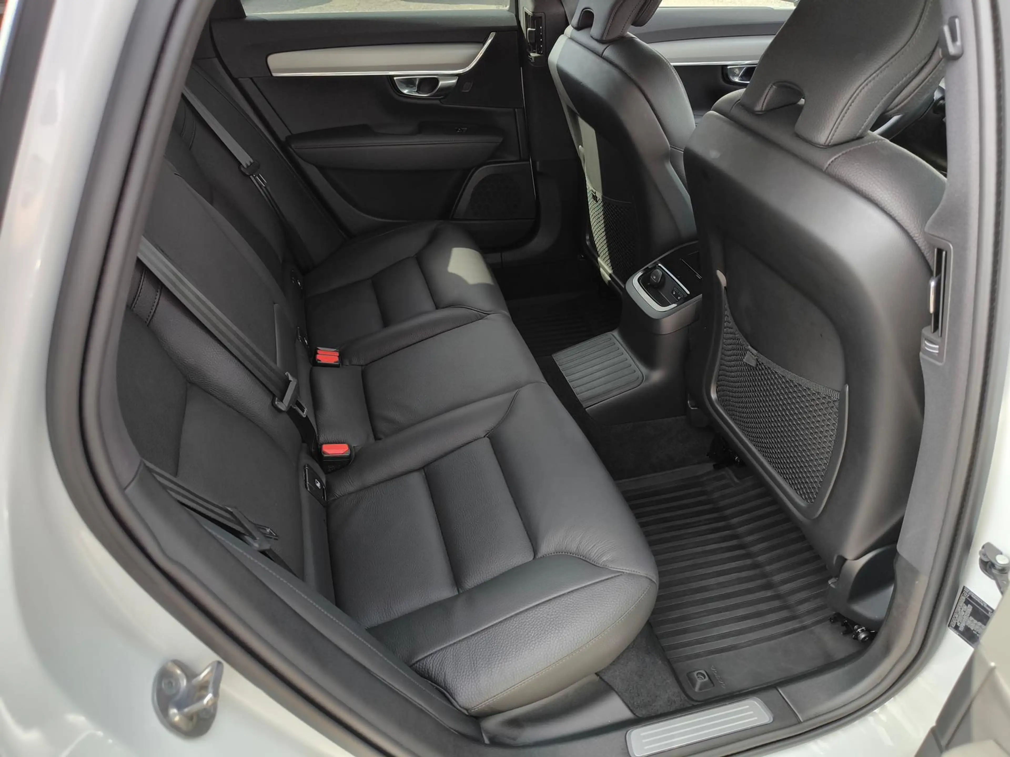 Volvo V90 T6 Plus Dark Recharge Plug-In Hybrid AWD — photo 10