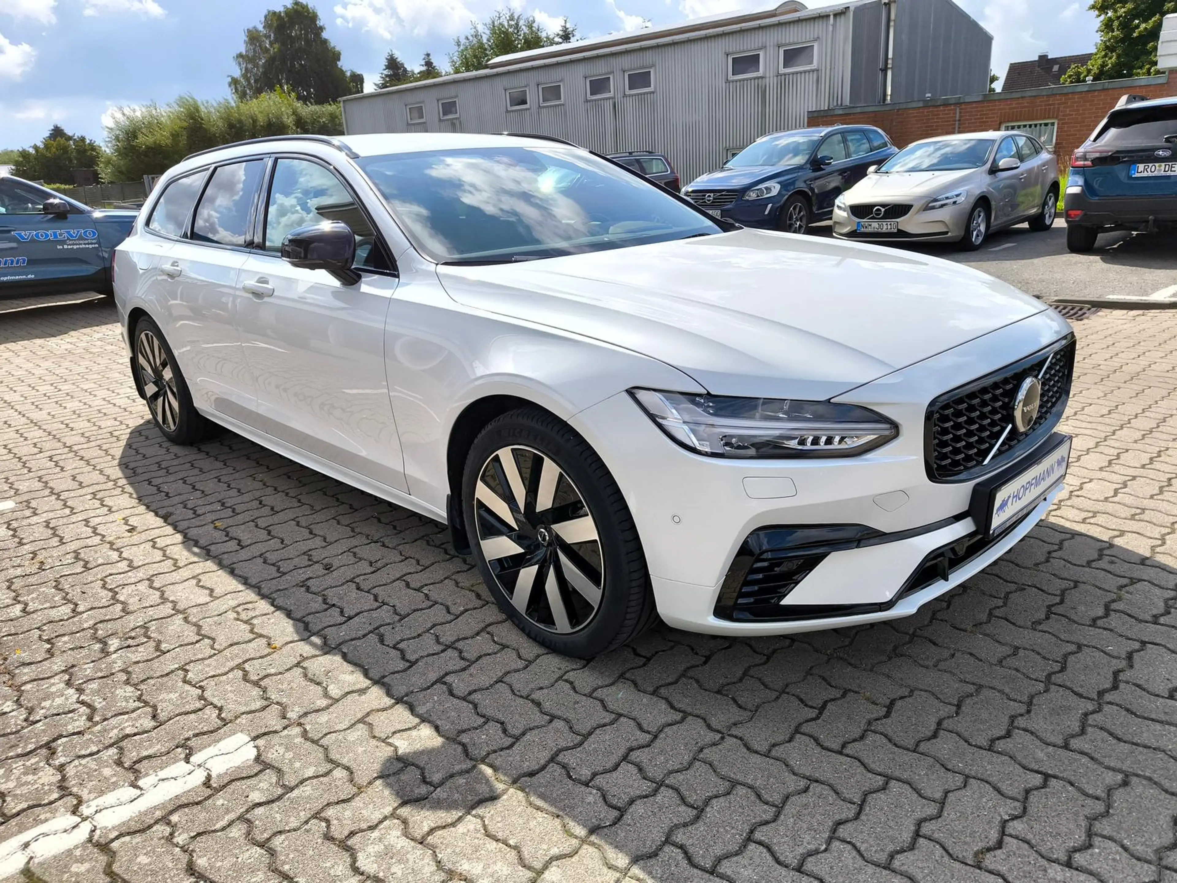 Volvo V90 T6 Plus Dark Recharge Plug-In Hybrid AWD — photo 6