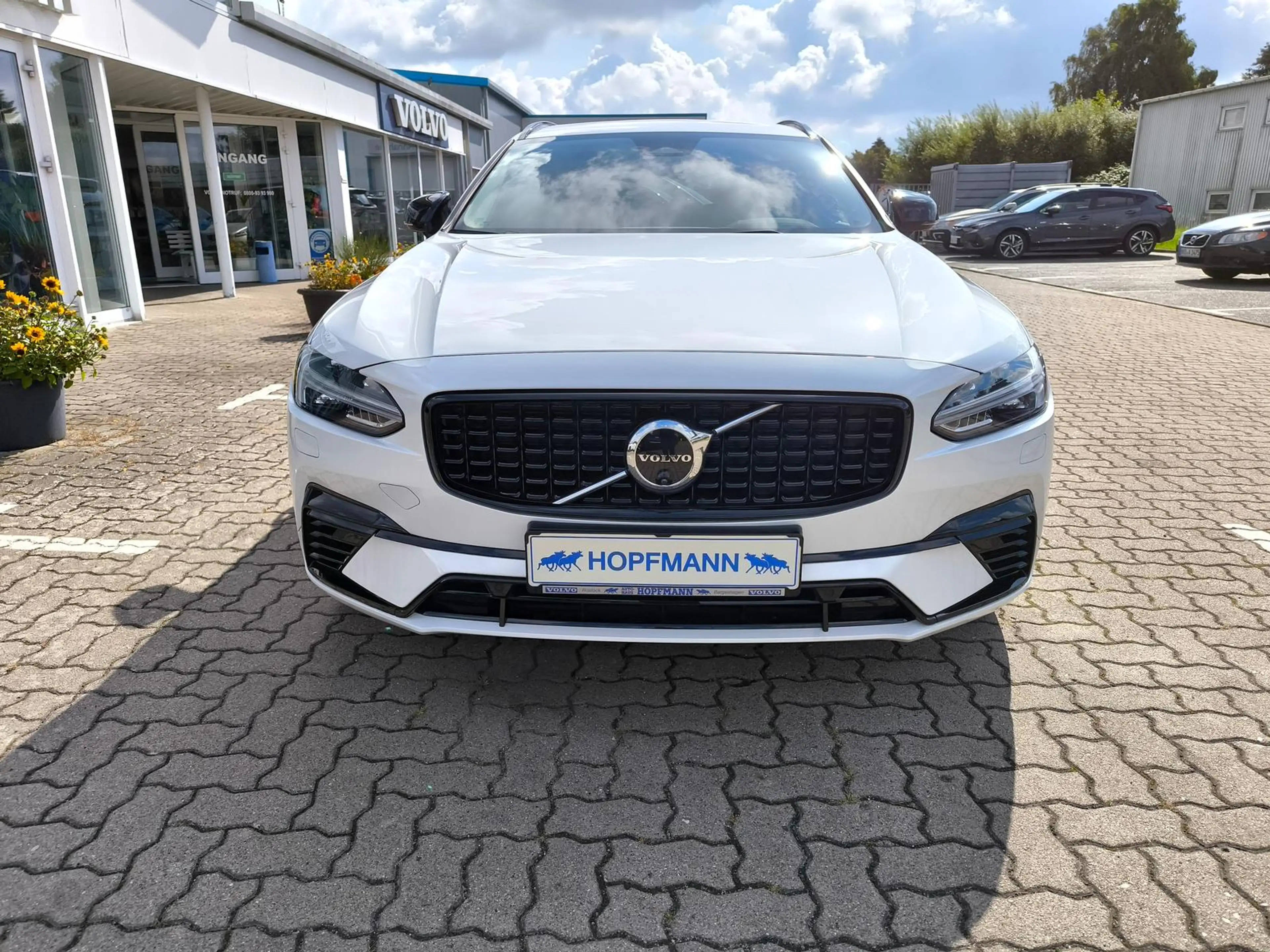 Volvo V90 T6 Plus Dark Recharge Plug-In Hybrid AWD — photo 7