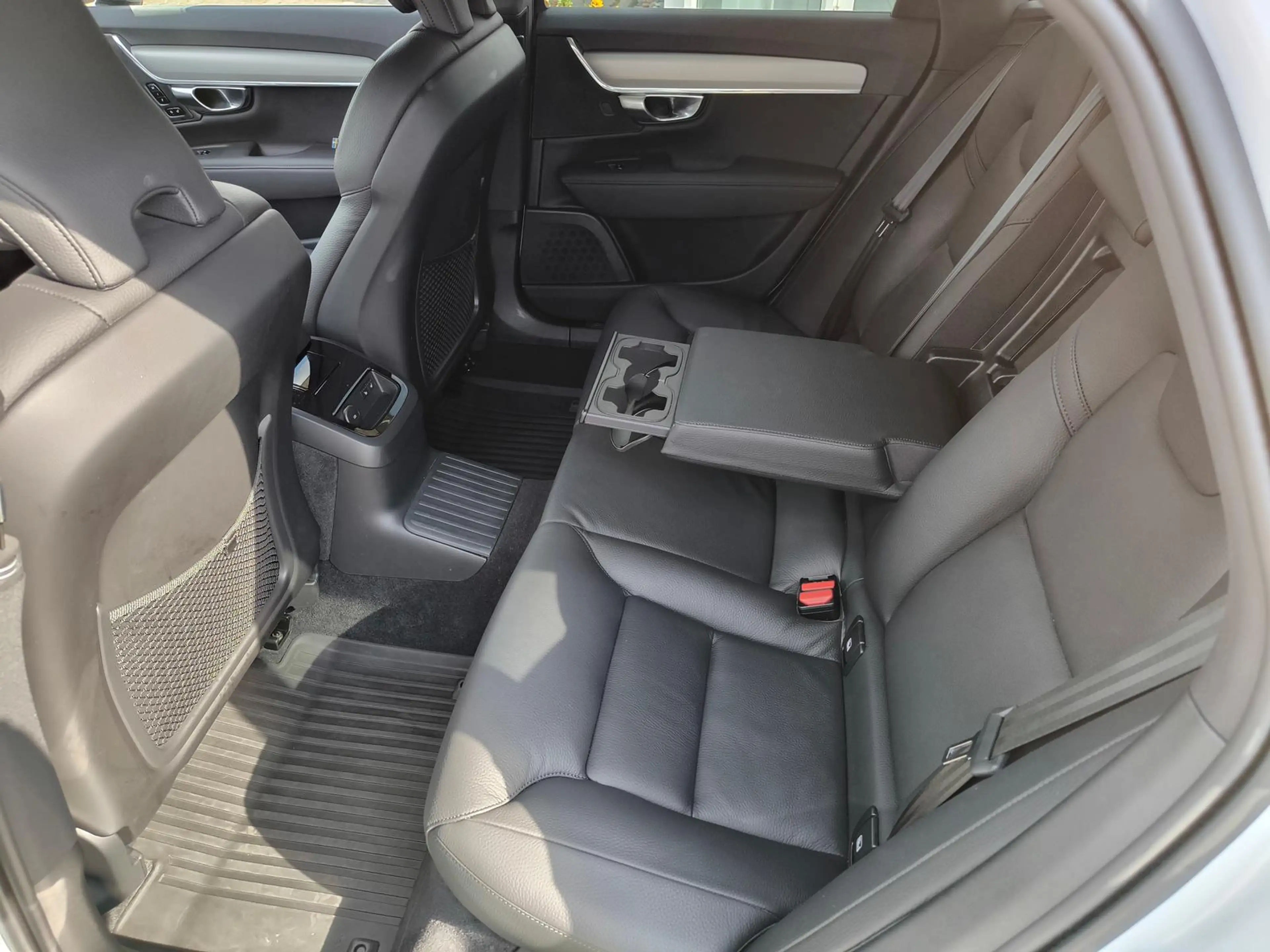 Volvo V90 T6 Plus Dark Recharge Plug-In Hybrid AWD — photo 9