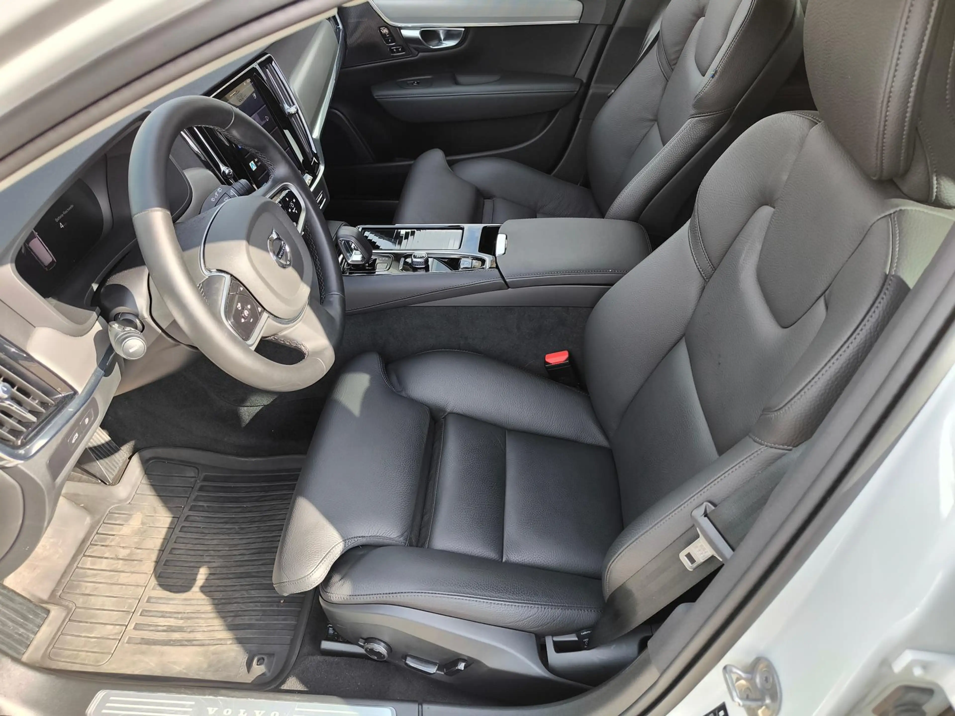 Volvo V90 T6 Plus Dark Recharge Plug-In Hybrid AWD — photo 8