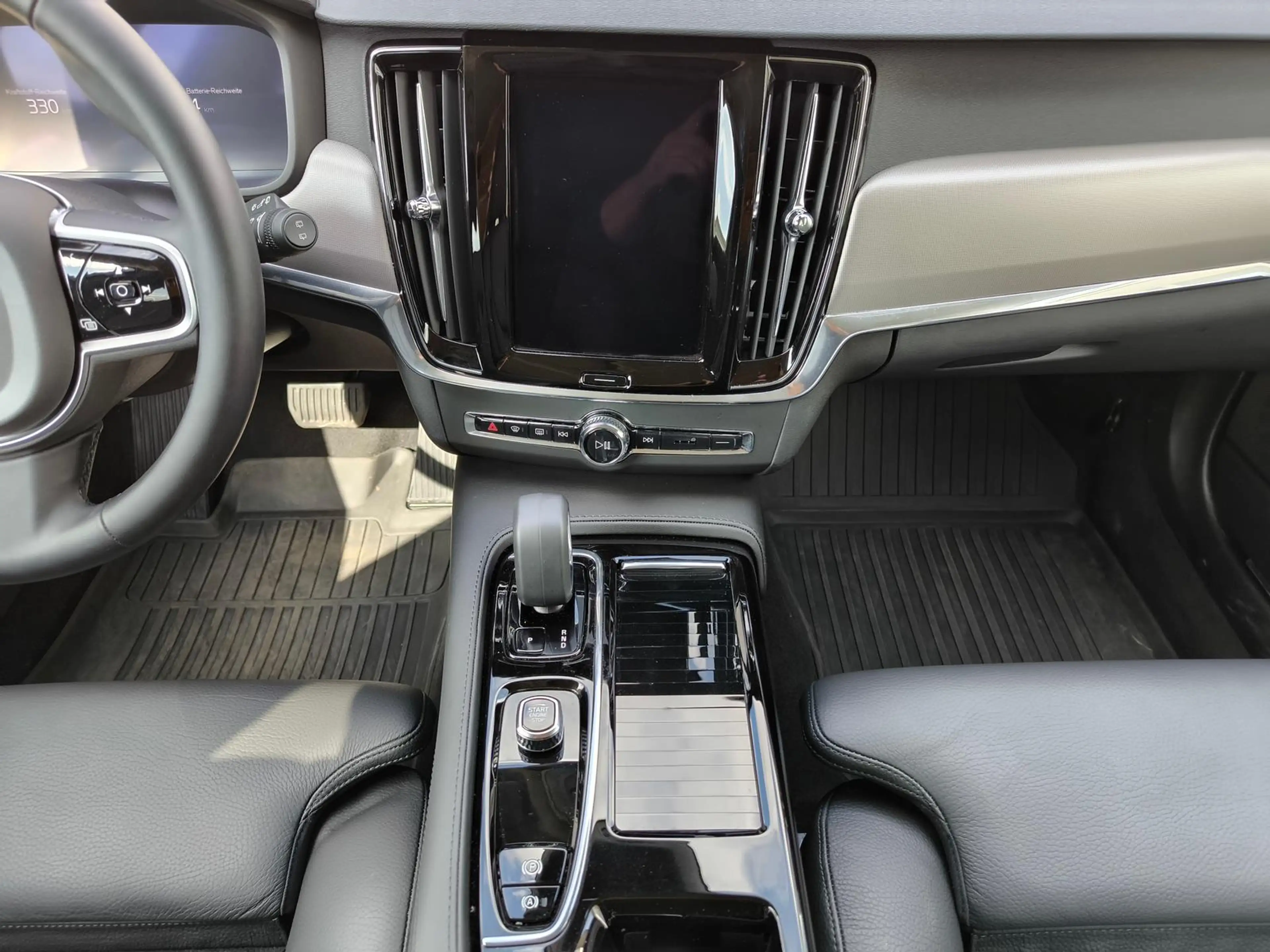 Volvo V90 T6 Plus Dark Recharge Plug-In Hybrid AWD — photo 15