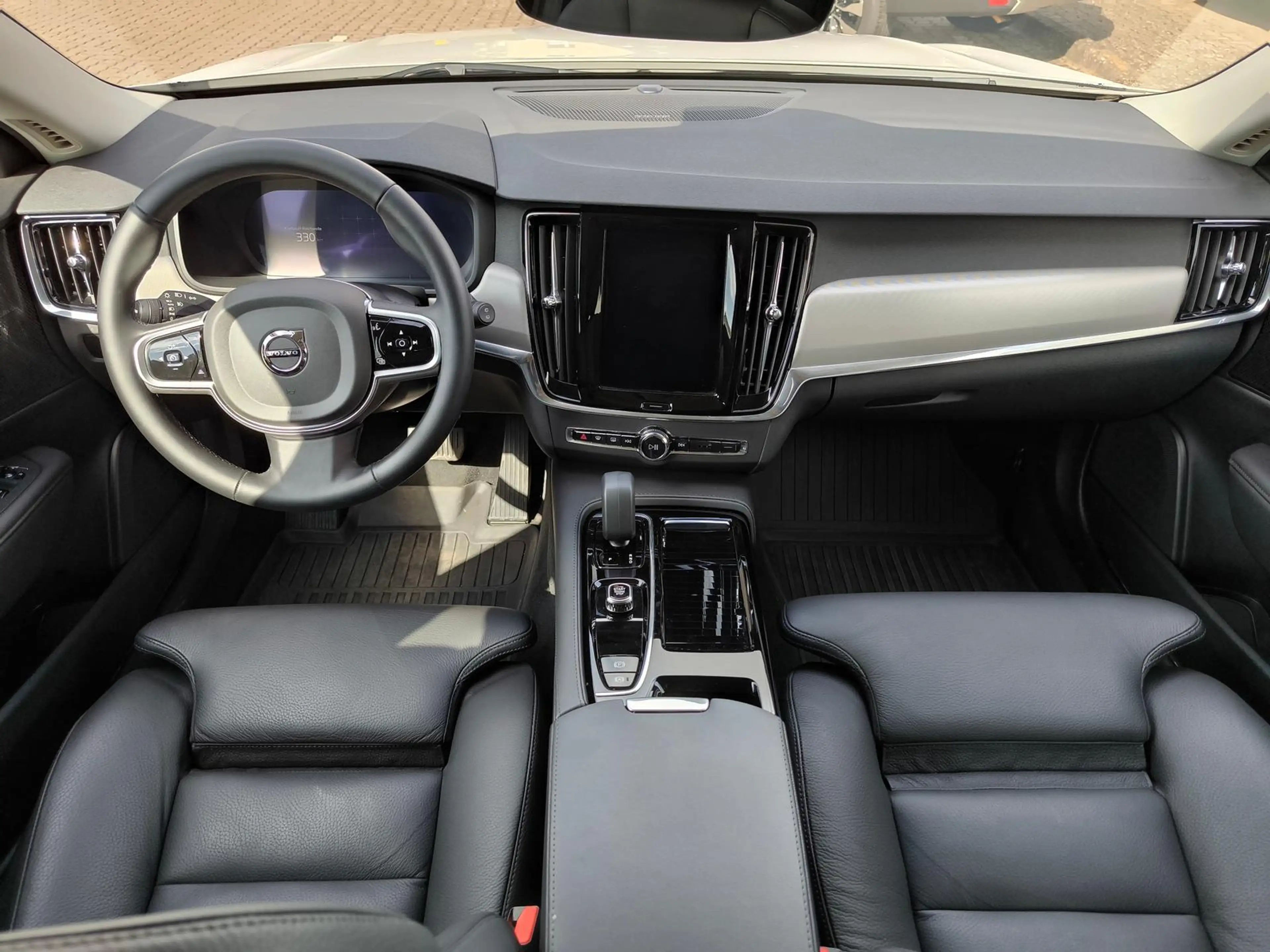 Volvo V90 T6 Plus Dark Recharge Plug-In Hybrid AWD — photo 12