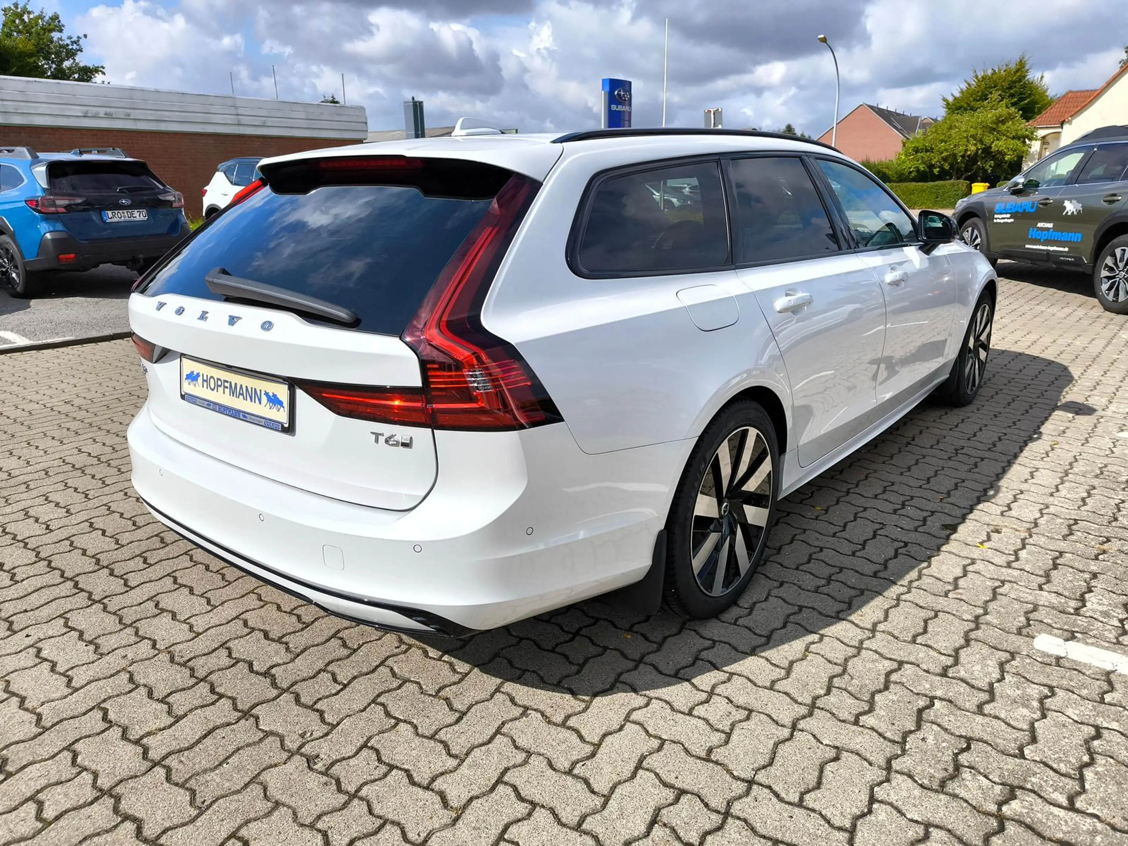 Volvo V90 T6 Plus Dark Recharge Plug-In Hybrid AWD — photo 5
