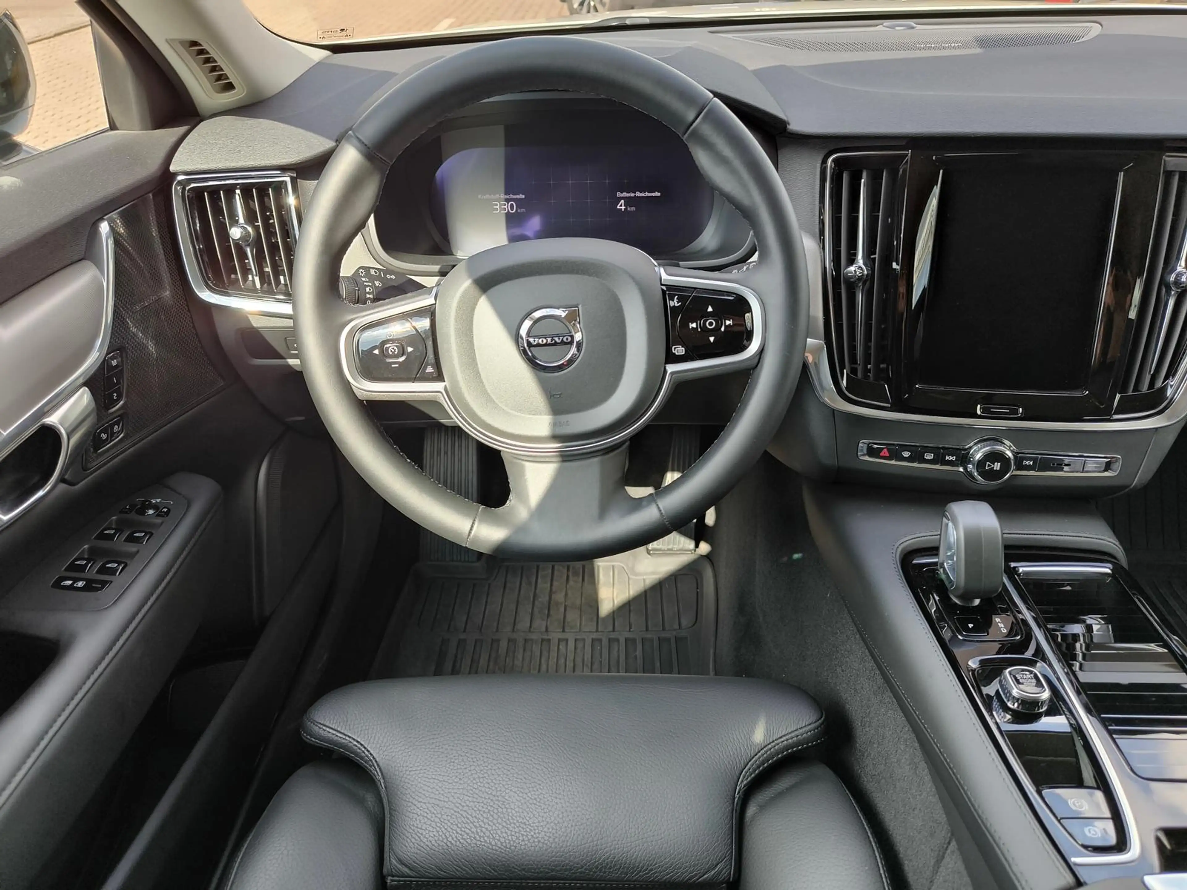 Volvo V90 T6 Plus Dark Recharge Plug-In Hybrid AWD — photo 13
