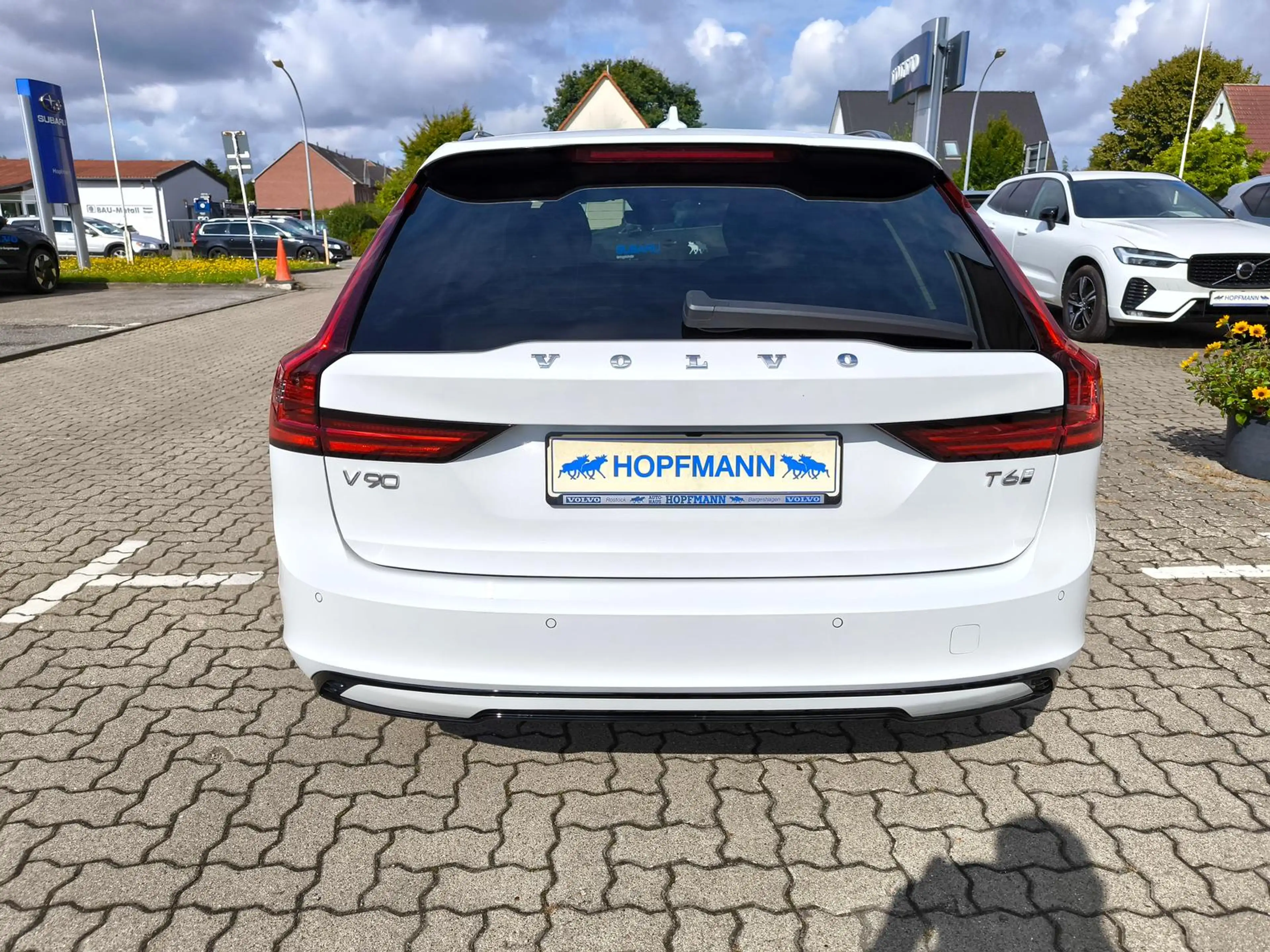 Volvo V90 T6 Plus Dark Recharge Plug-In Hybrid AWD — photo 4