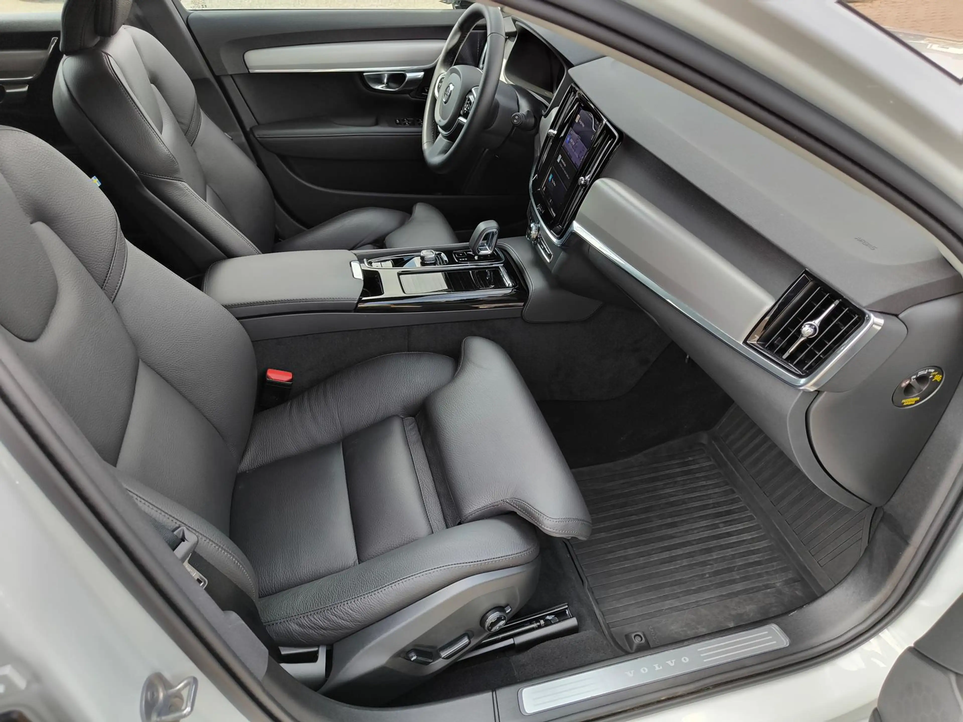 Volvo V90 T6 Plus Dark Recharge Plug-In Hybrid AWD — photo 11
