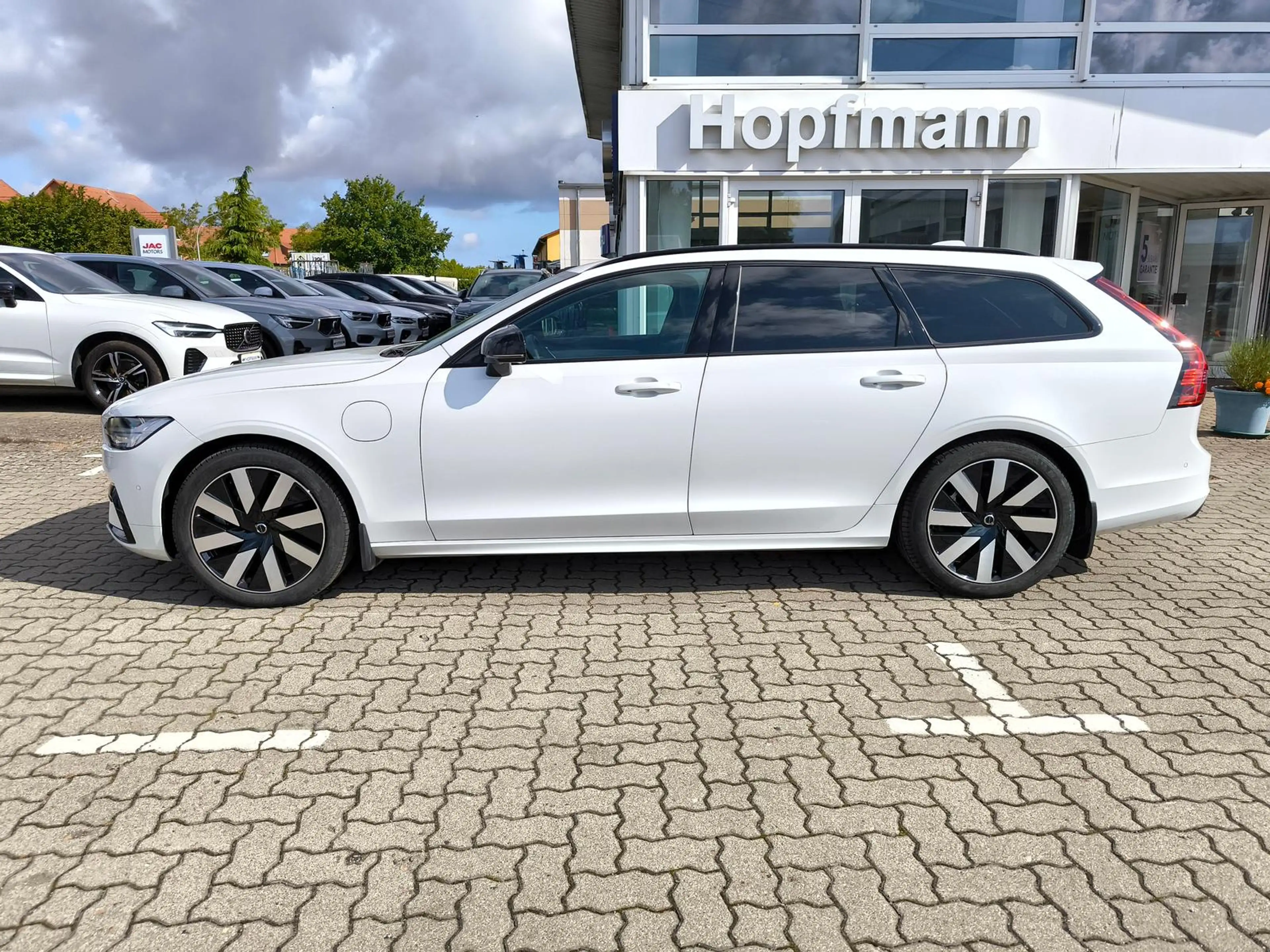 Volvo V90 T6 Plus Dark Recharge Plug-In Hybrid AWD — photo 2