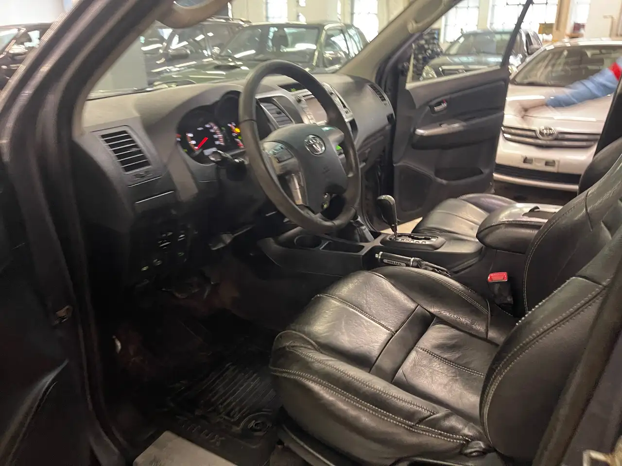 Toyota Hilux 3.0 D-4D 4WD STX | 171 ch | BVA | Cuir | Double cabine 5 places