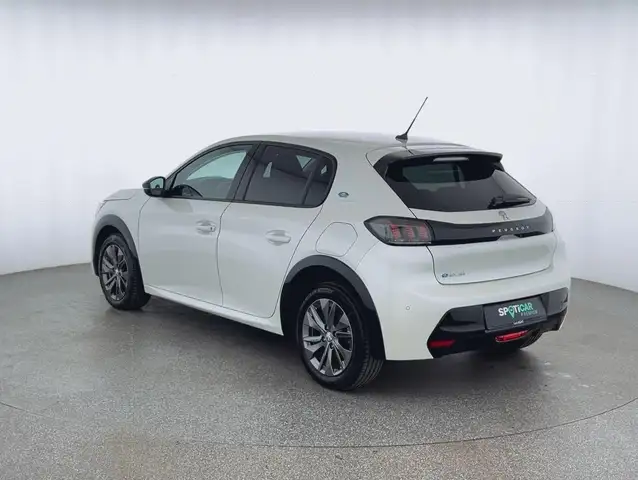 Peugeot 208 view 5
