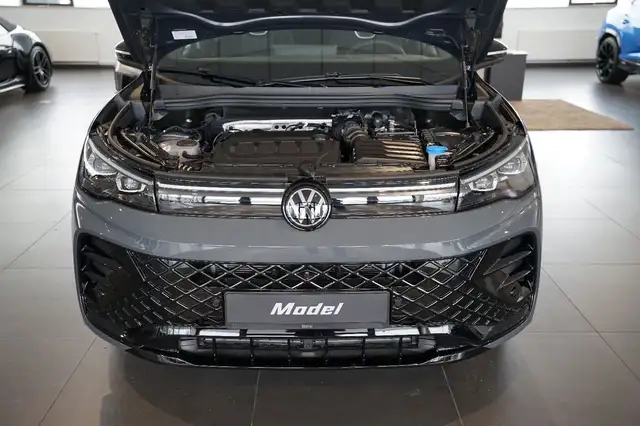 Volkswagen Tiguan view 4