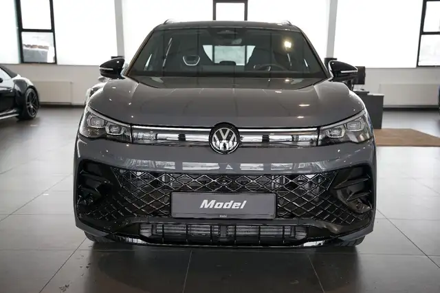 Volkswagen Tiguan view 3