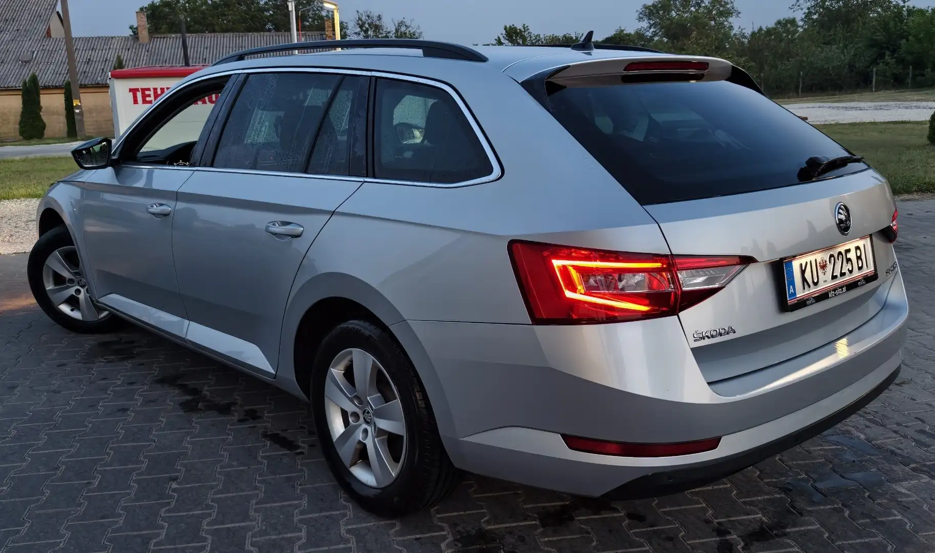 Skoda Superb Combi 2.0 TDI Ambition - 1