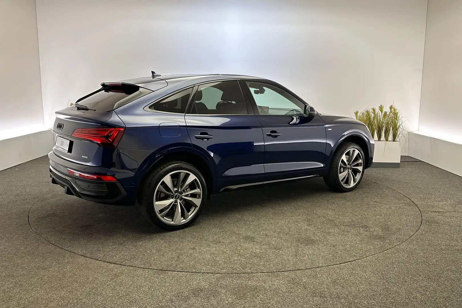Audi Q5 S edition Competition 50 TFSI e S tronic Blauw - 2