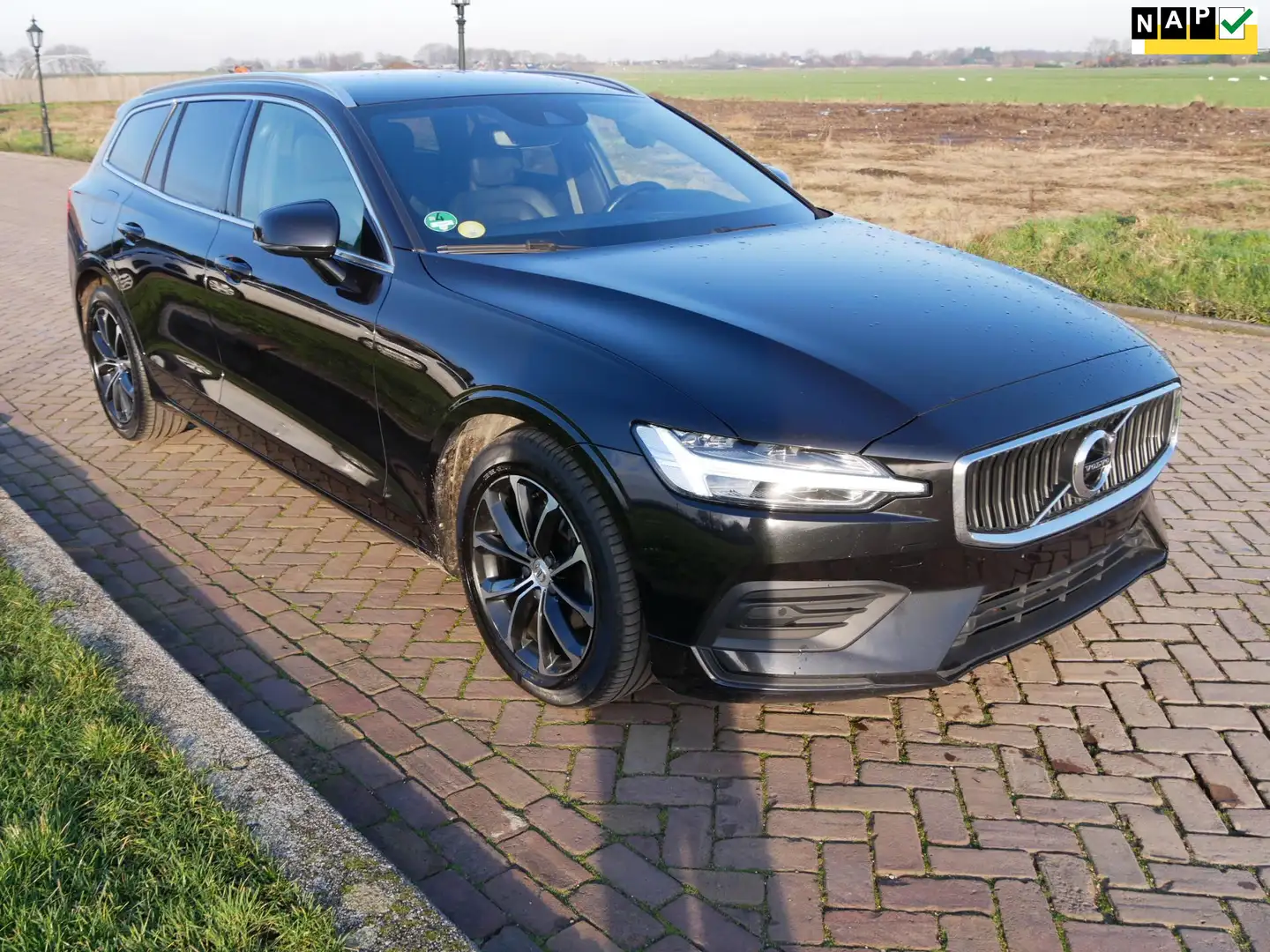 Volvo V60 2.0 D3 Momentum Pro AUT NAVI CAMERA ** 15999 NETTO Zwart - 1