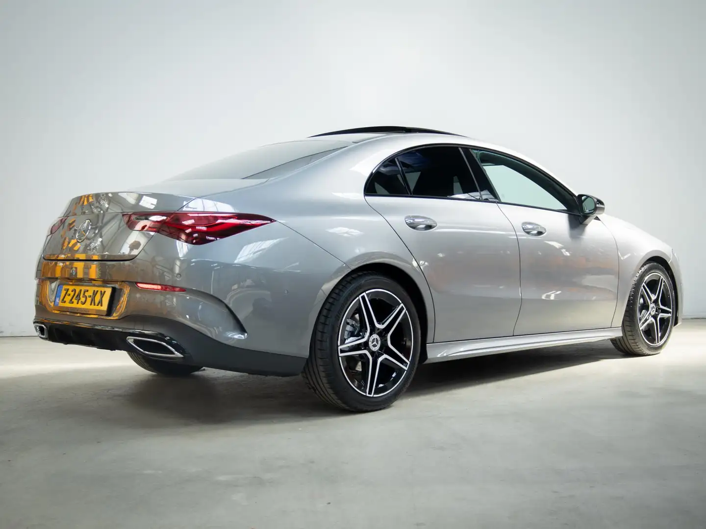 Mercedes-Benz CLA 180 Coupé Star Edition Panorama dak Grijs - 2