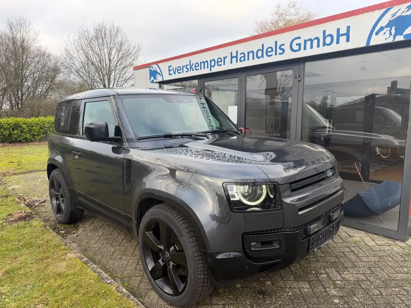 Land Rover Defender 90 P525 AWD V8 /22 Zoll/MILLTEK EXHAUST Grau - 1